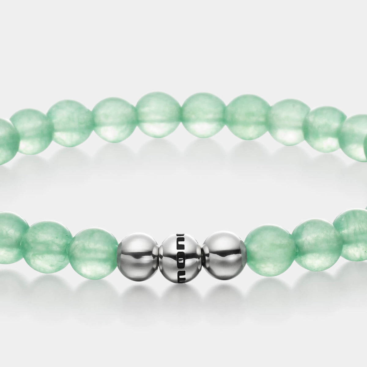 Gesamtansicht eines grünen Perlenarmbandes aus echten Aventurin-Perlen mit drei antiallergenen Edelstahlperlen