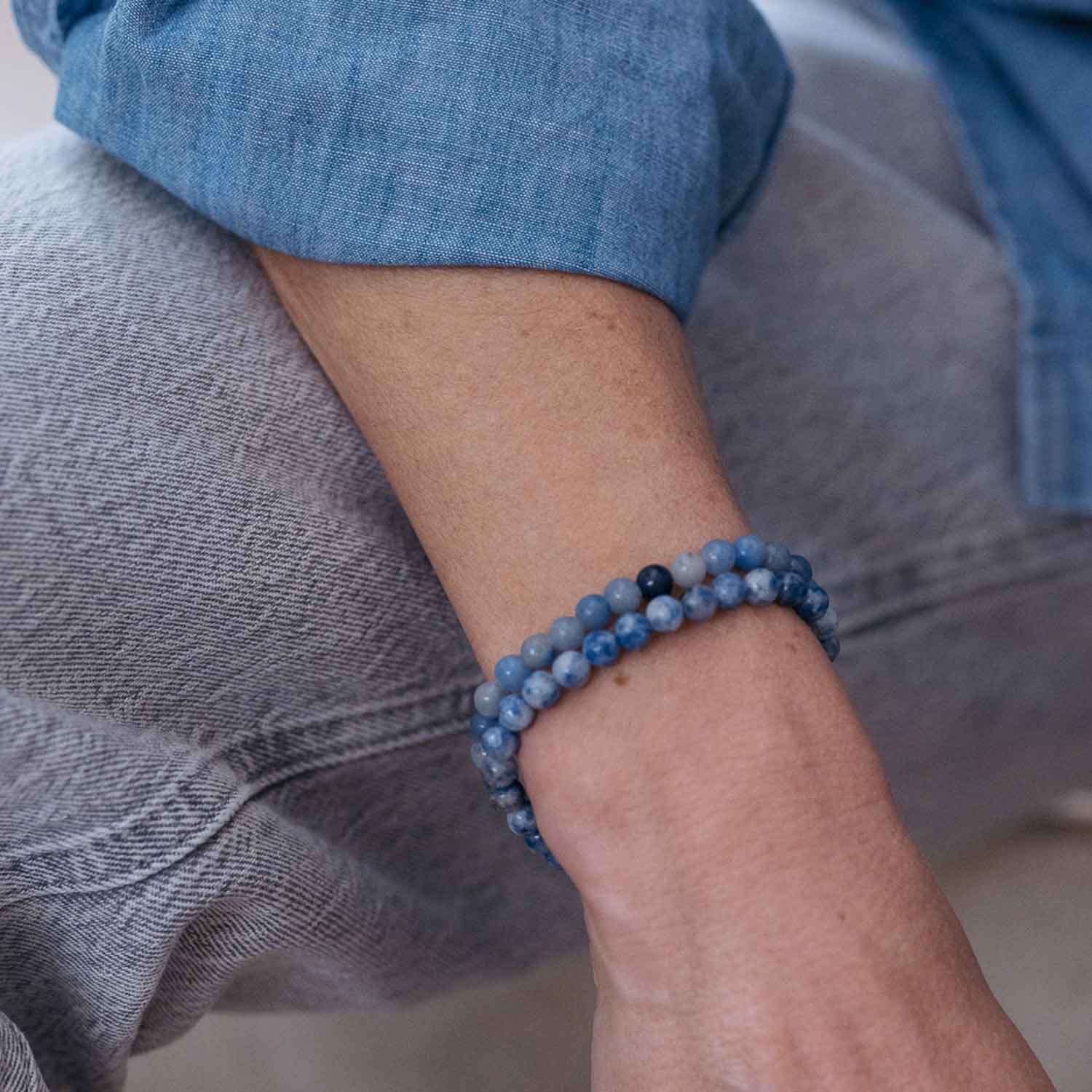 Gesamtansicht eines blauen Perlenarmbandes aus echten Dumortierit-Perlen mit drei antiallergenen Edelstahlperlen