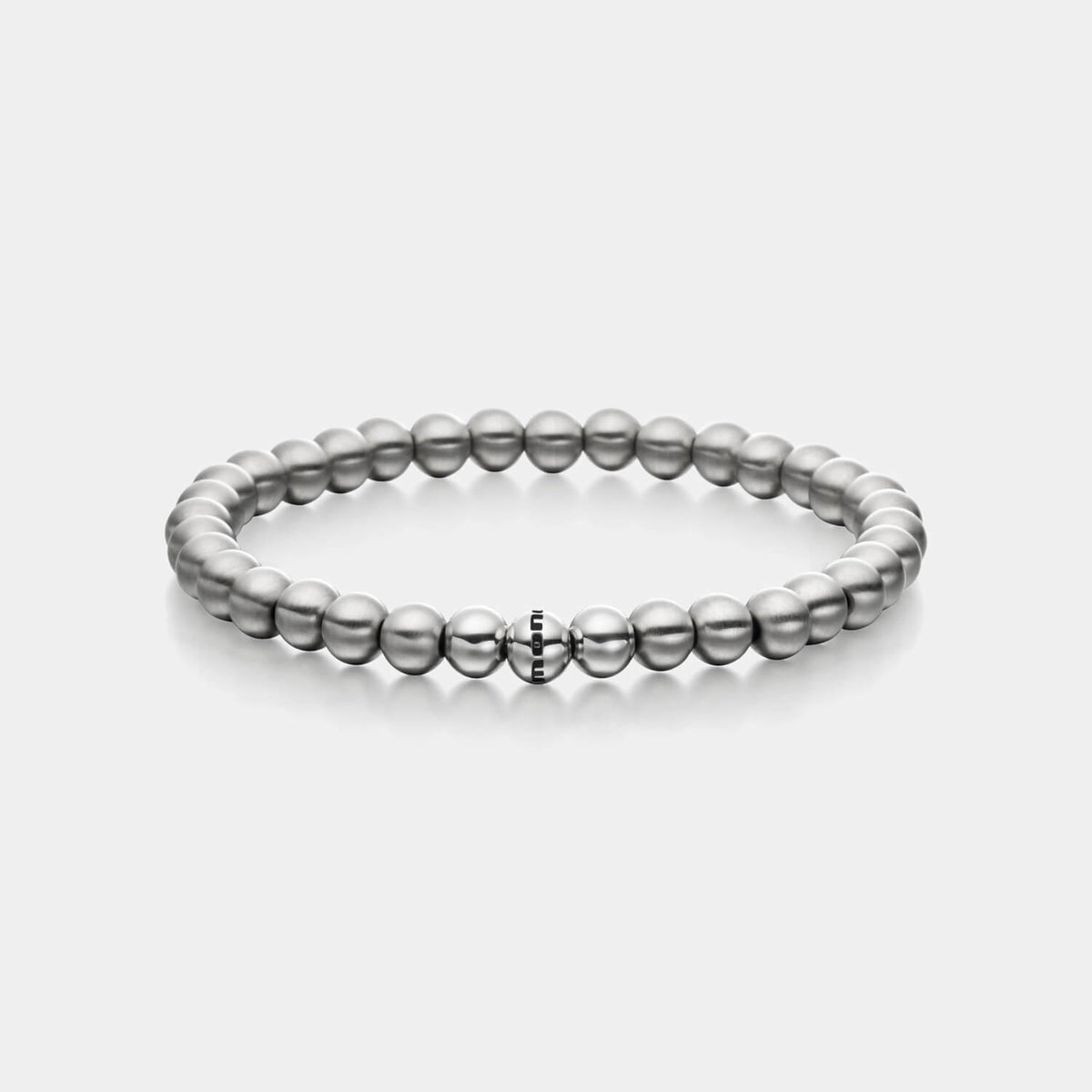 Gesamtansicht eines silberfarbenen, antiallergenen Perlenarmbandes aus echten Edelstahl-Perlen mit drei polierten Edelstahlperlen.