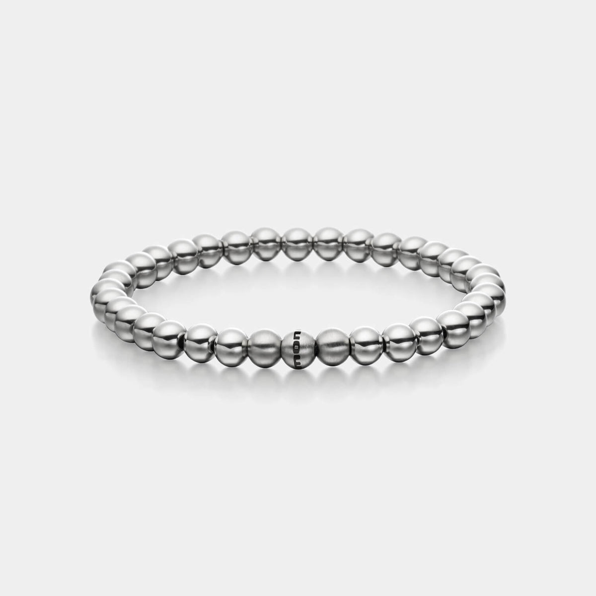 Gesamtansicht eines silber-farbenen Perlenarmbandes mit polierten und drei gebürsteten, antiallergenen Edelstahlperlen.