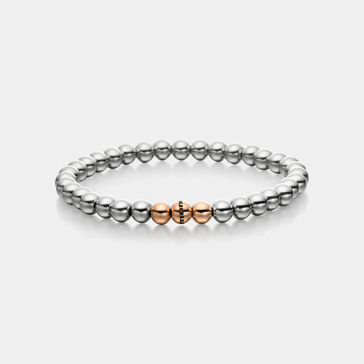 Gesamtansicht eines Perlenarmbandes aus silber-farbenen Edelstahlperlen mit drei roségold-farbenen Perlen.