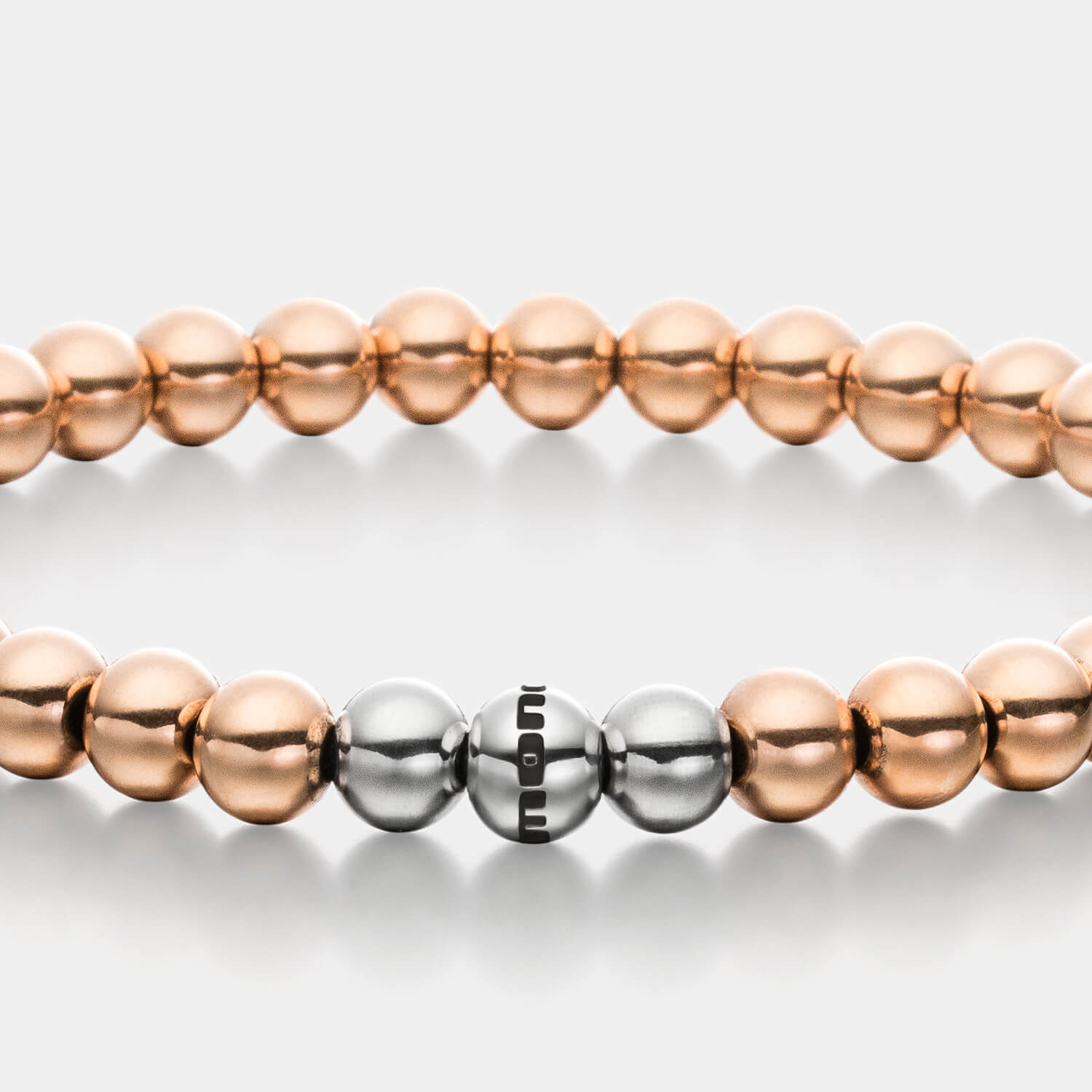 Gesamtansicht eines Perlenarmbandes aus stahlfarbenen und roségoldfarbenen Edelstahl-Perlen von MONOMANIA.