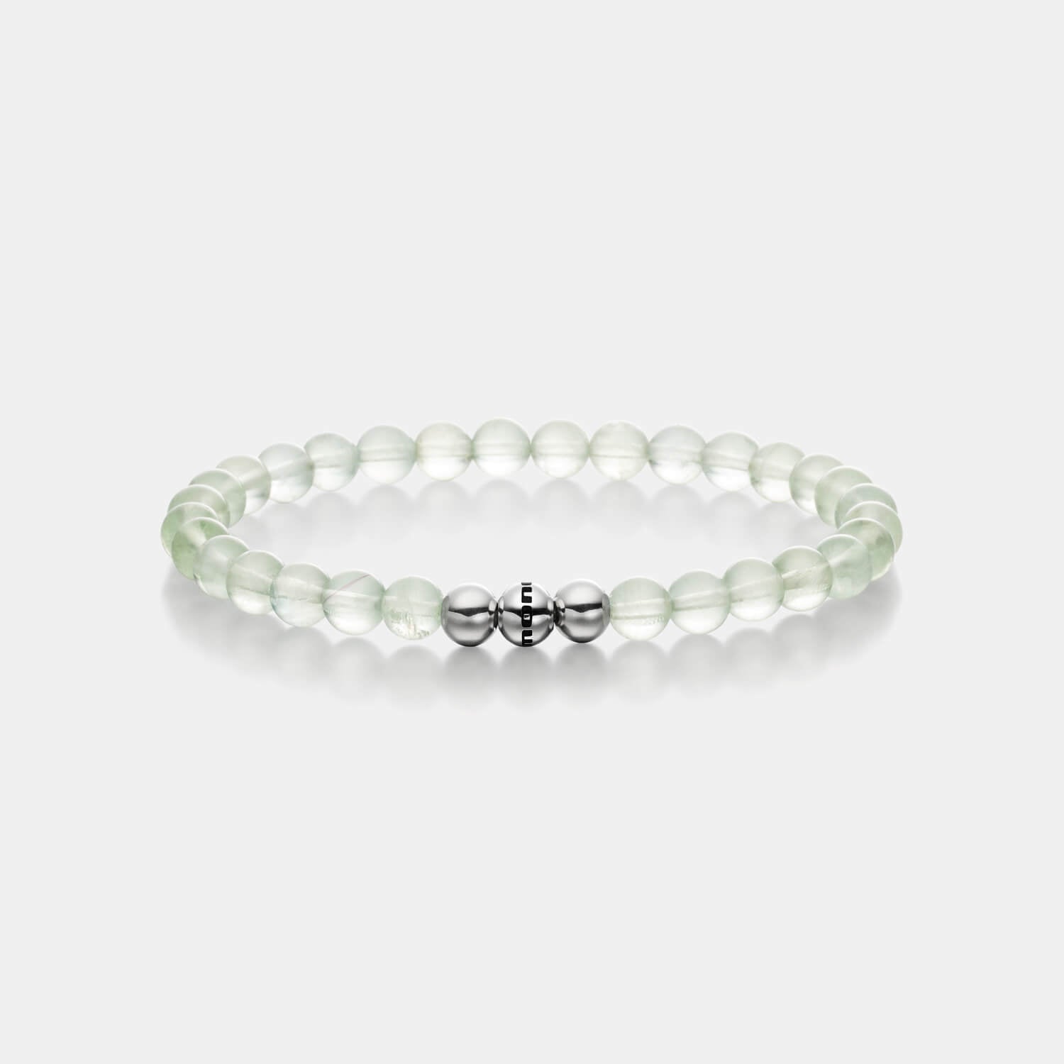 Gesamtansicht eines hellgrünen Perlenarmbandes aus echten Fluoritperlen mit drei antiallergenen Edelstahlperlen.
