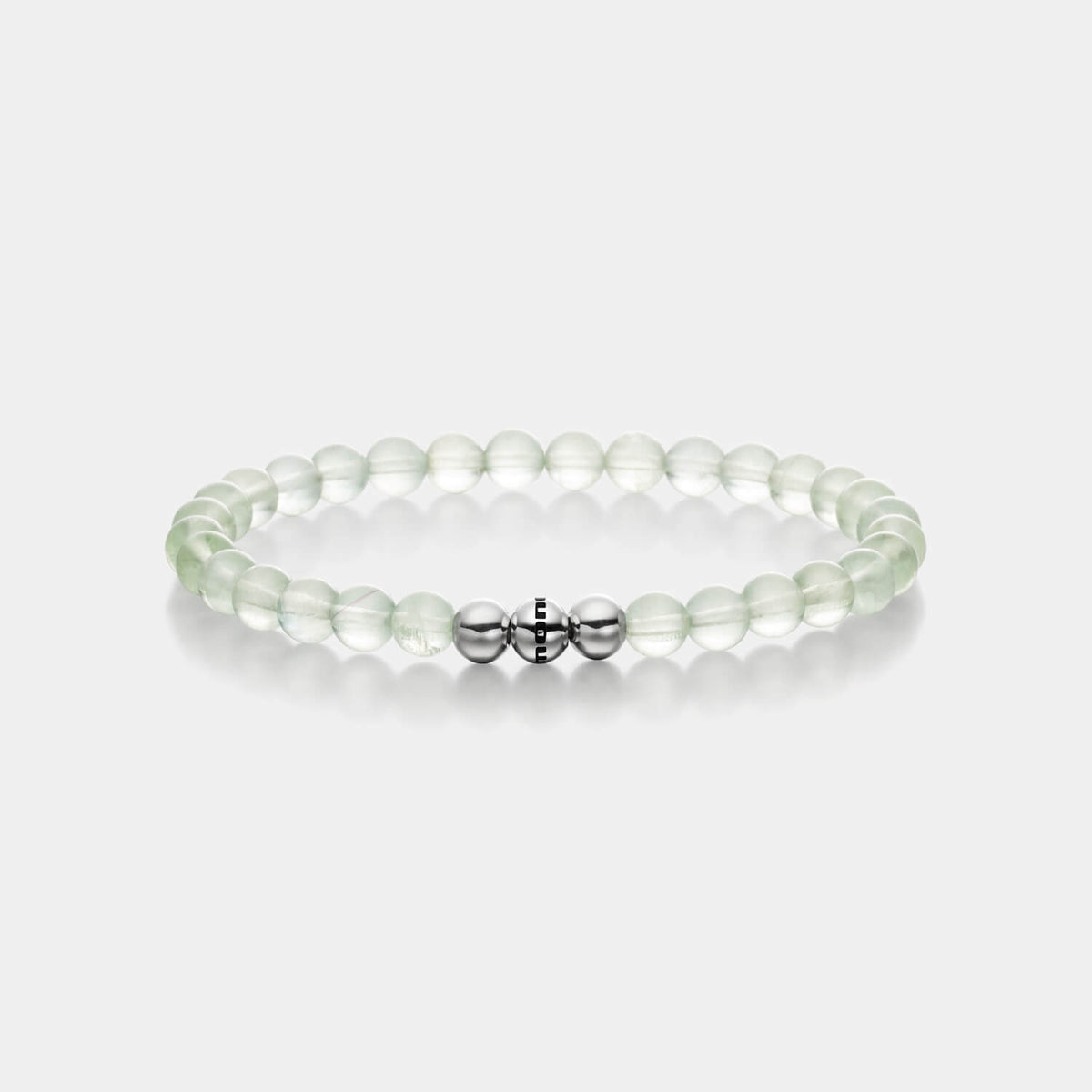 Gesamtansicht eines hellgrünen Perlenarmbandes aus echten Fluoritperlen mit drei antiallergenen Edelstahlperlen.