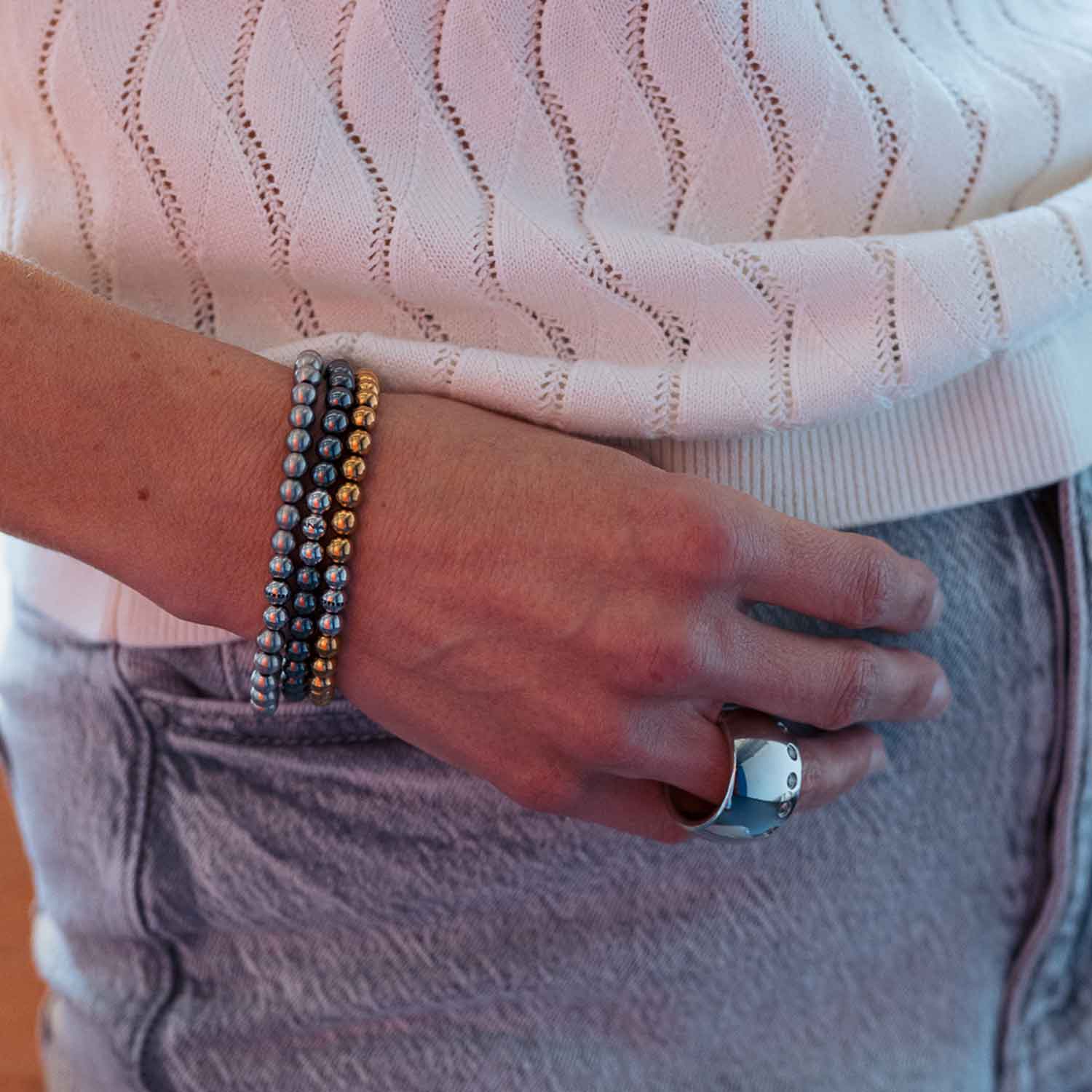 Gesamtansicht eines Perlenarmbandes aus grauen Hämatit-Perlen von MONOMANIA.