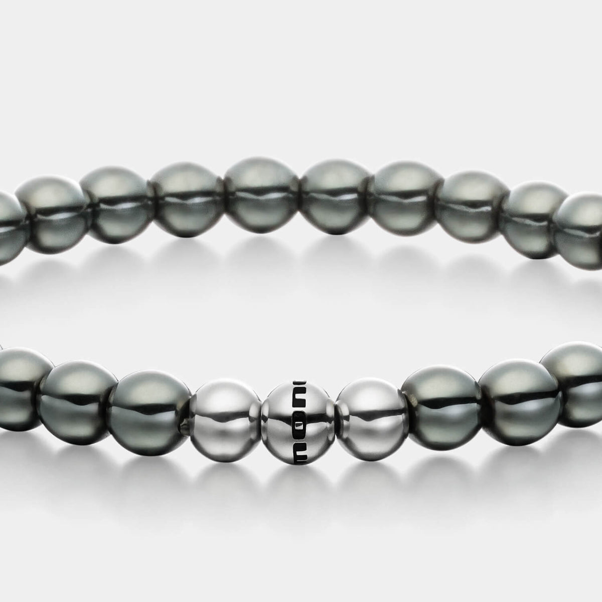 Gesamtansicht eines Perlenarmbandes aus grauen Hämatit-Perlen von MONOMANIA.