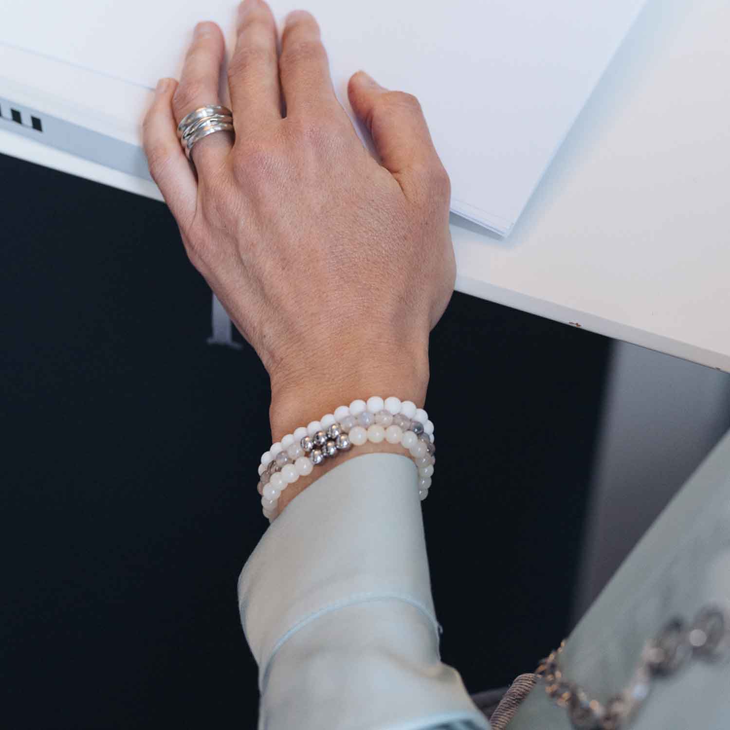Gesamtansicht eines Perlenarmbandes aus hellgrünen Jade-Perlen von MONOMANIA.