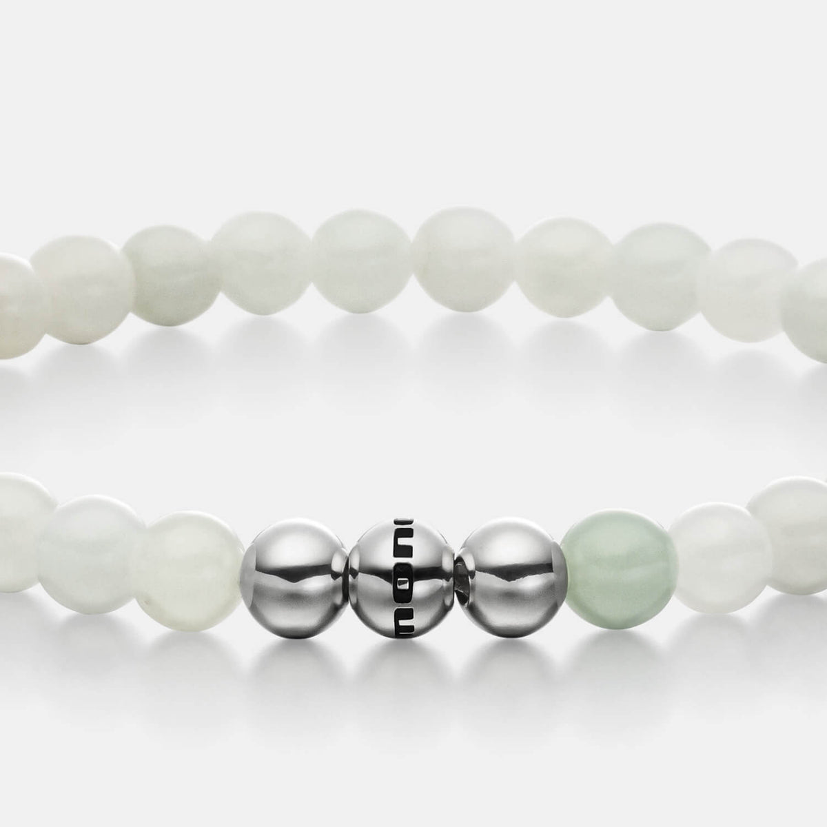 Gesamtansicht eines Perlenarmbandes aus hellgrünen Jade-Perlen von MONOMANIA.