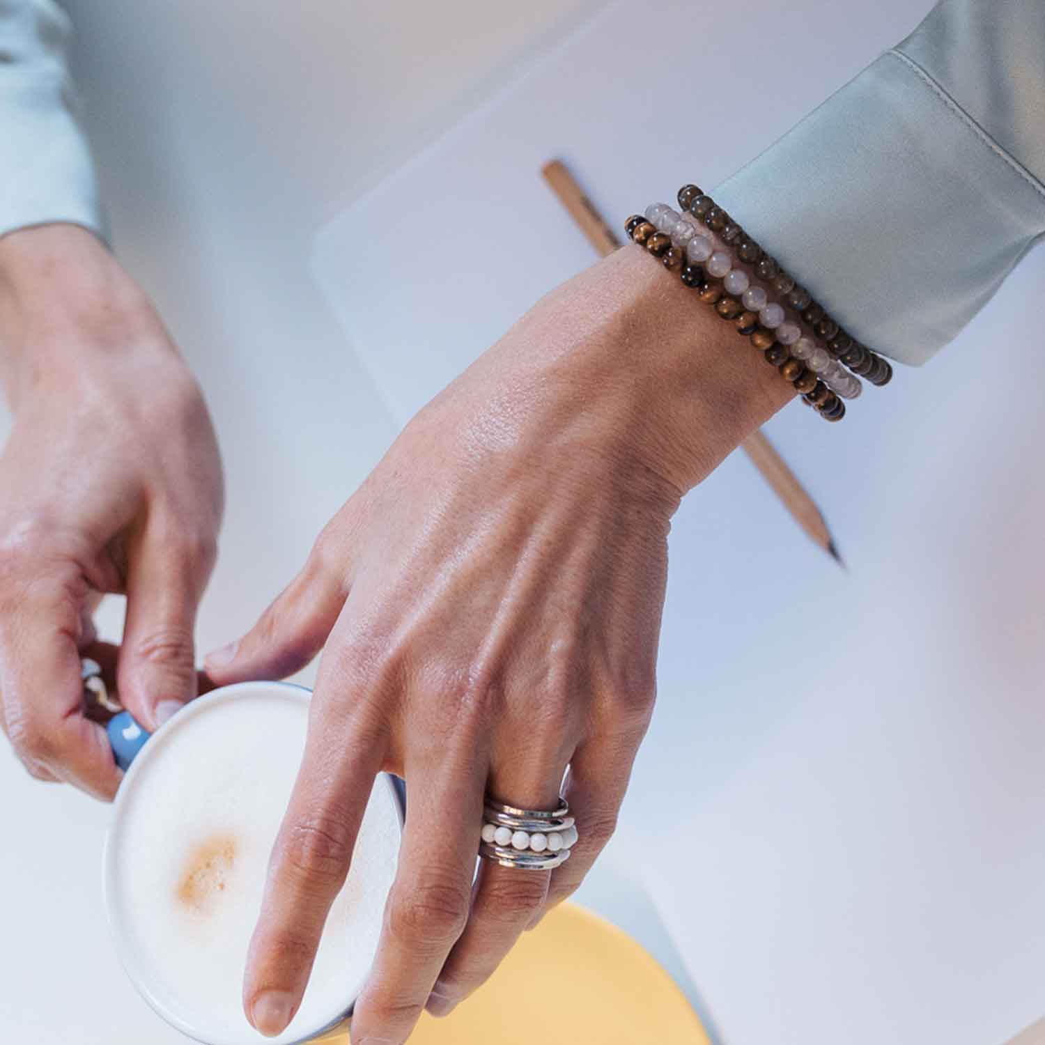Gesamtansicht eines grünen Perlenarmbandes aus echten Labradorith-Perlen mit drei antiallergenen Edelstahlperlen von MONOMANIA.