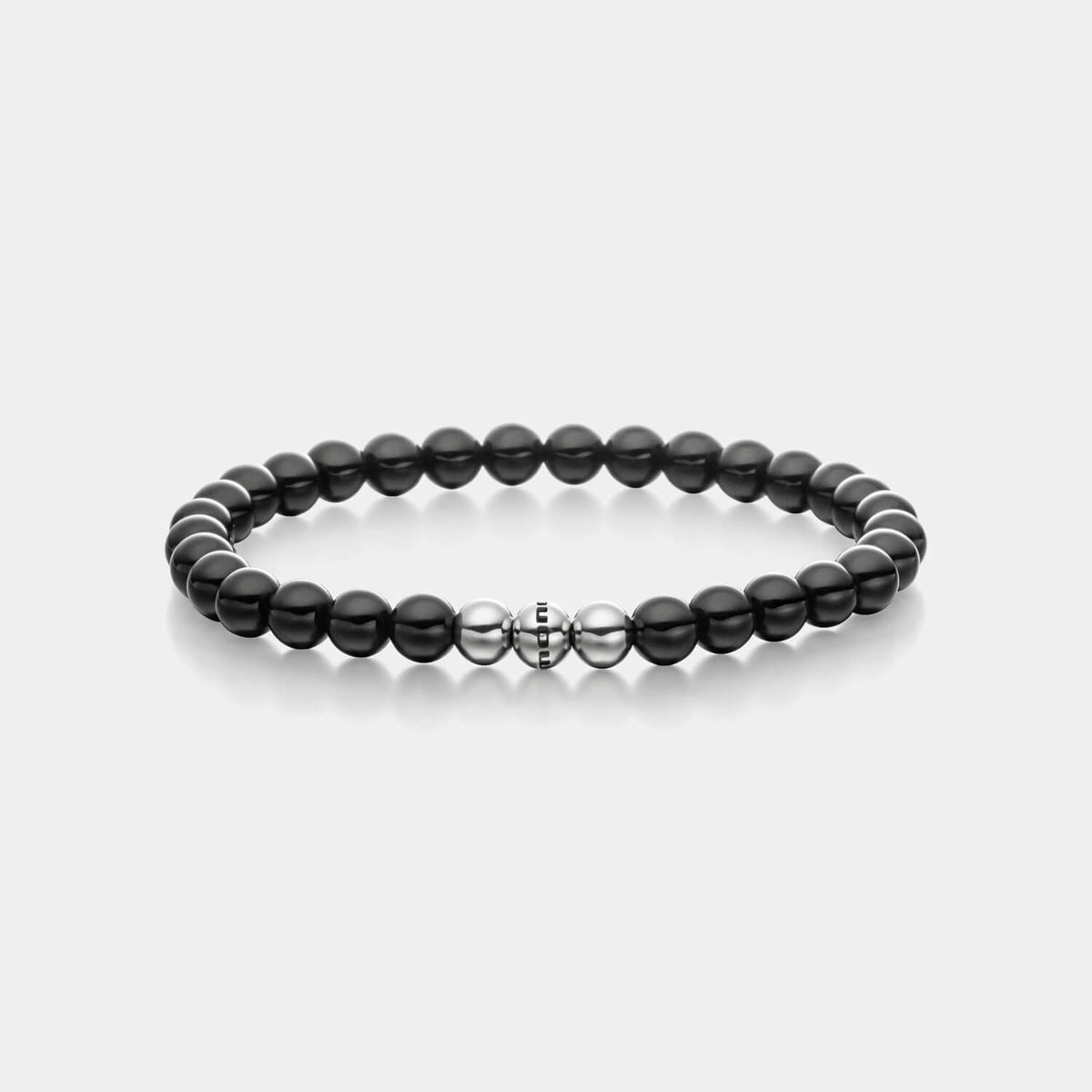 Gesamtansicht eines schwarzen Perlenarmbandes aus echten Onyxperlen mit drei antiallergenen Edelstahlperlen.
