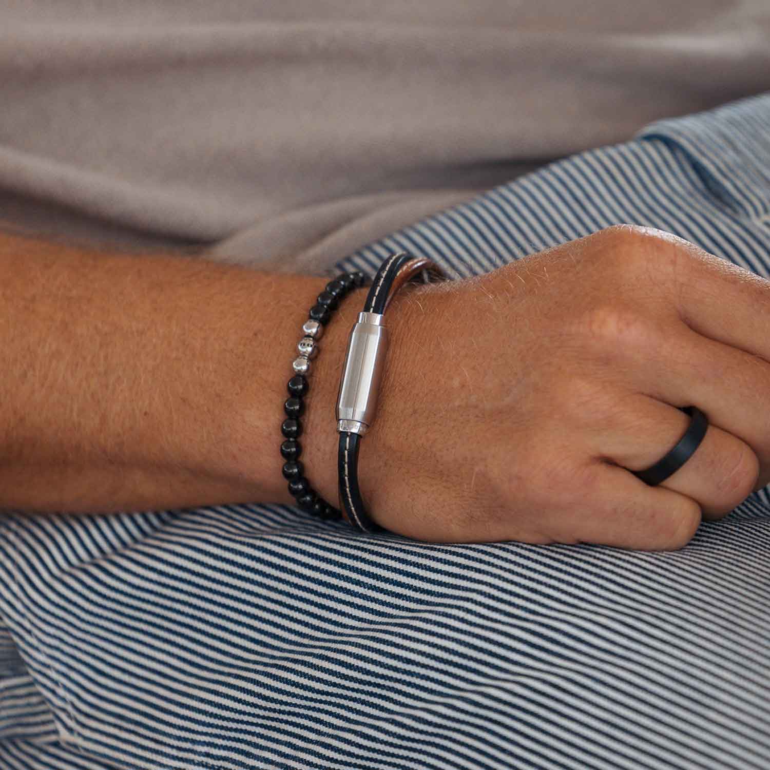 Gesamtansicht eines schwarzen Perlenarmbandes aus echten Onyxperlen mit drei antiallergenen Edelstahlperlen.