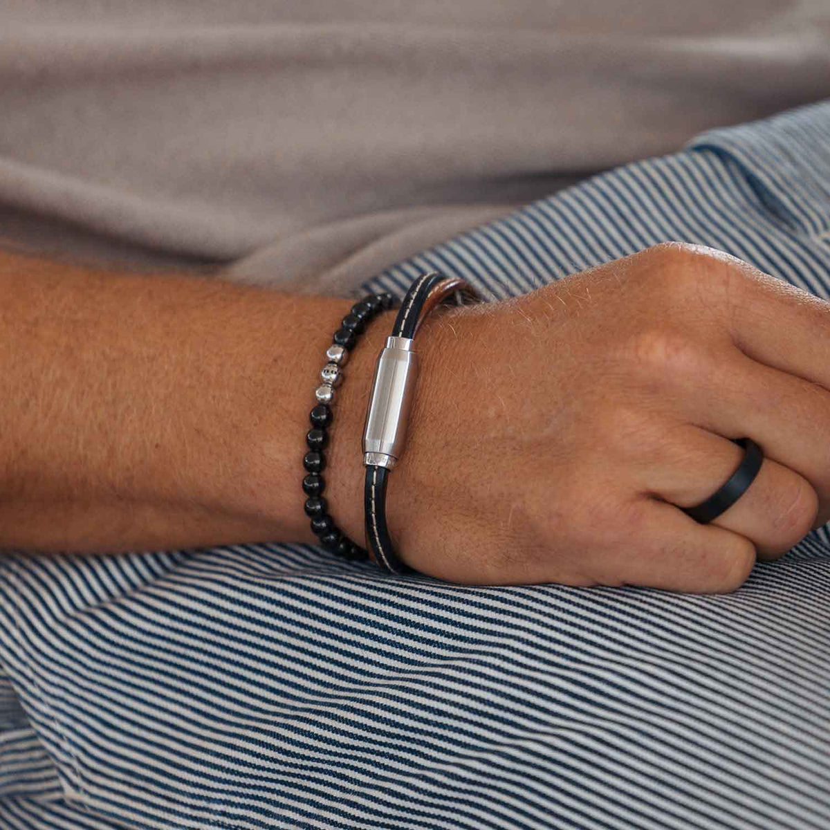 Gesamtansicht eines schwarzen Perlenarmbandes aus echten Onyxperlen mit drei antiallergenen Edelstahlperlen.