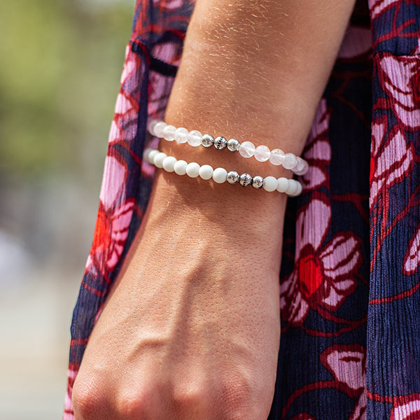 Gesamtansicht eines rosanen Perlenarmbandes aus echtem Rosenquarz mit drei antiallergenen Edelstahlperlen.(105 Zeichen inkl L) gut so