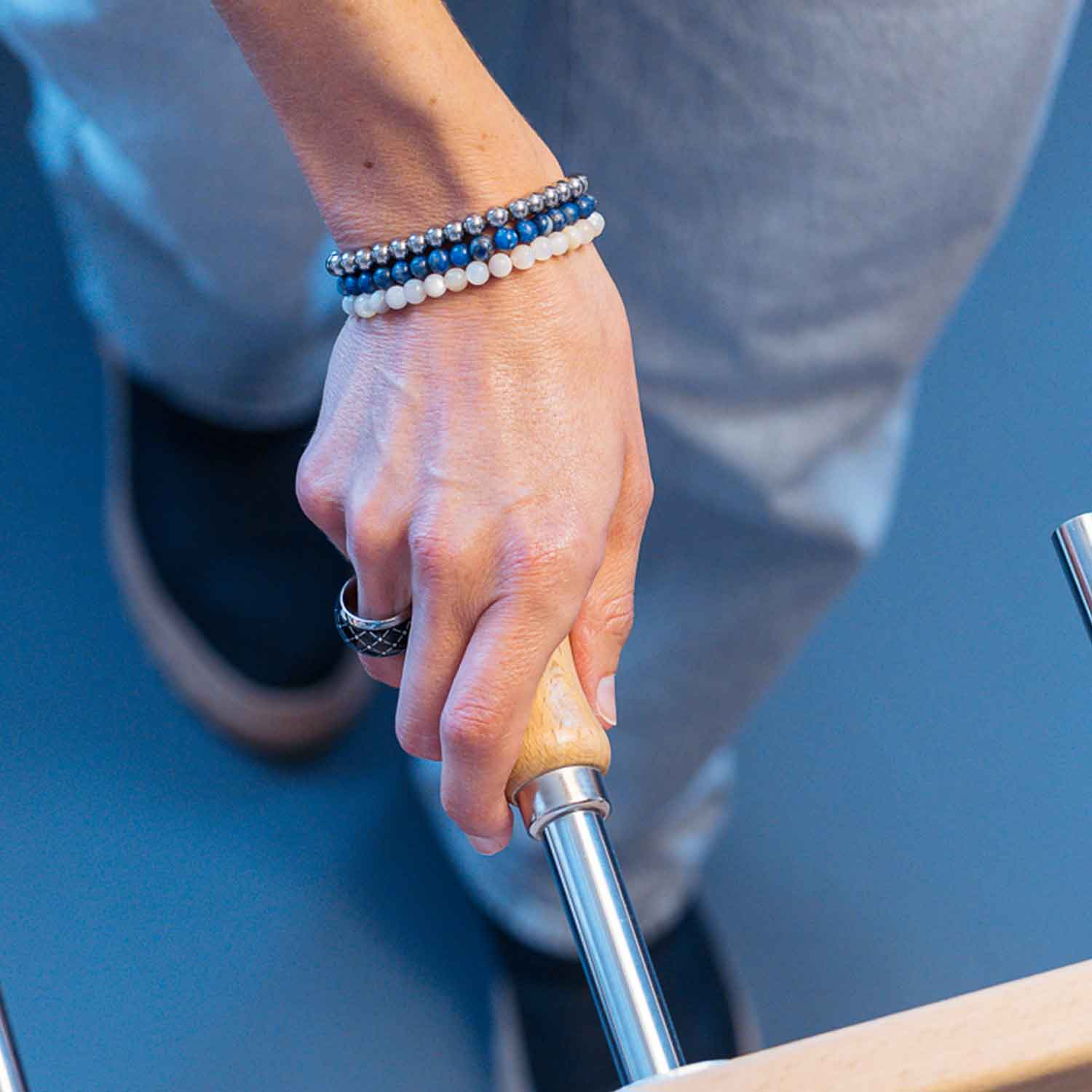 Gesamtansicht eines Perlenarmbandes aus echten Türkis-Perlen mit drei antiallergenen Edelstahlperlen.