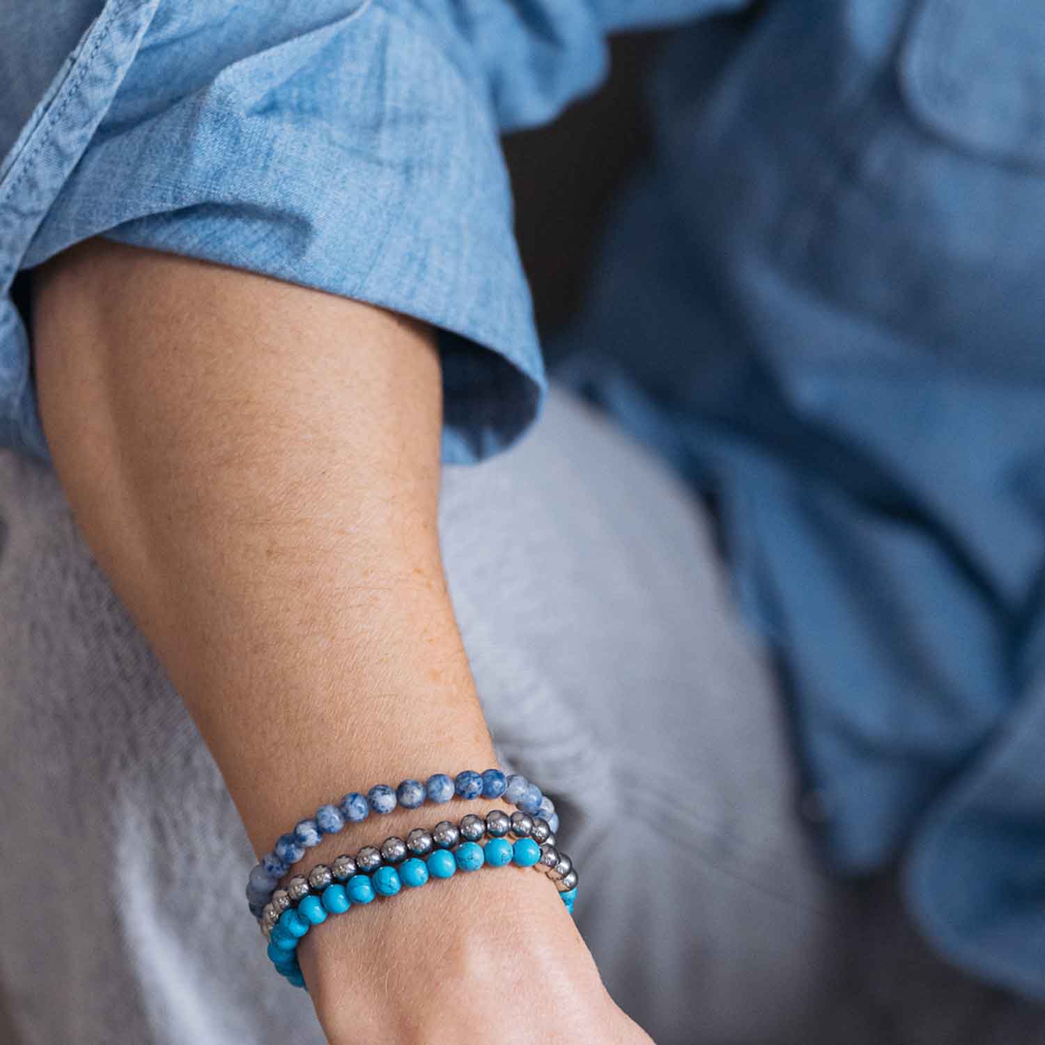 Gesamtansicht eines Perlenarmbandes aus echten Türkis-Perlen mit drei antiallergenen Edelstahlperlen.