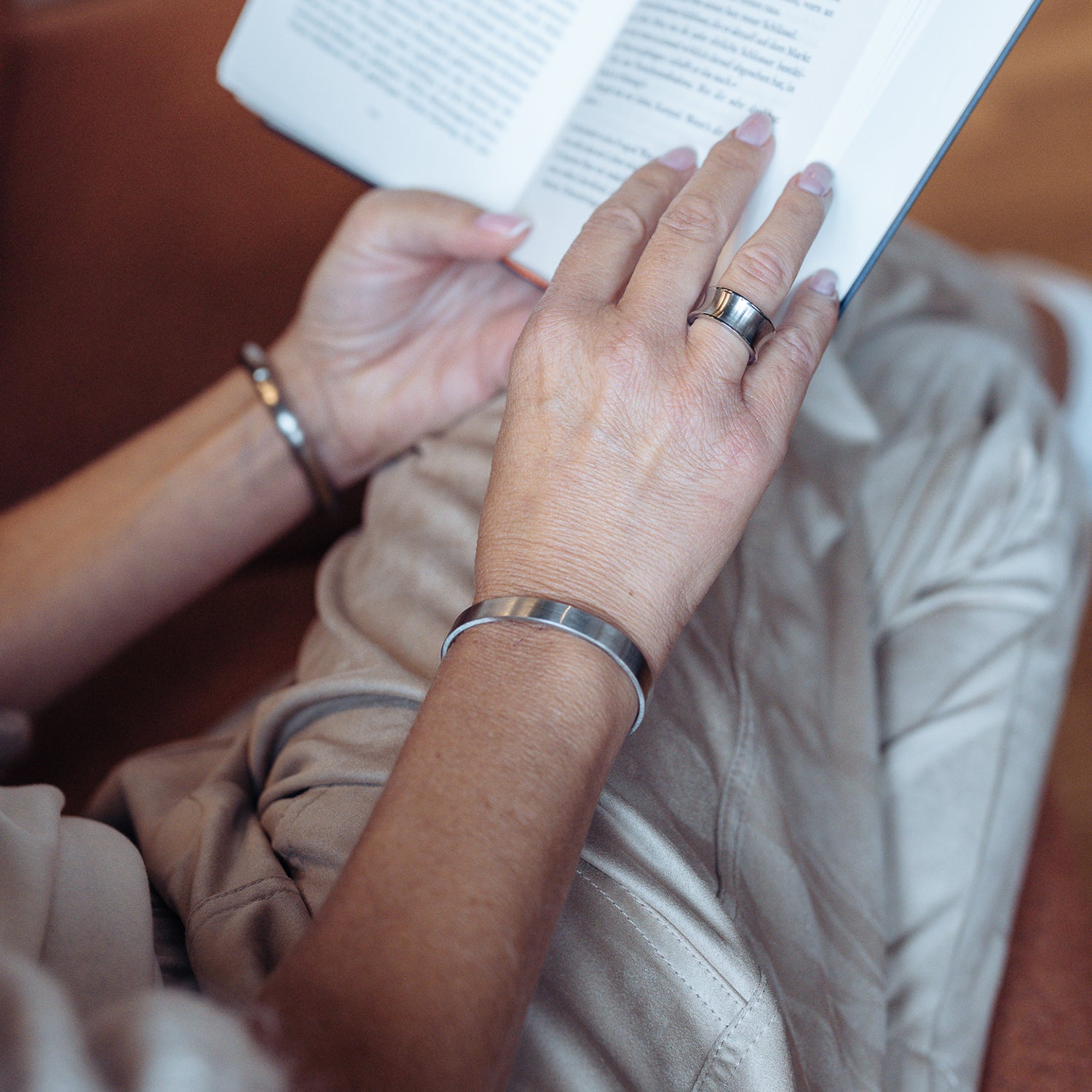 Gesamtansicht eines edlen, gebürsteten Armreifs aus antiallergenem Edelstahl von MONOMANIA.