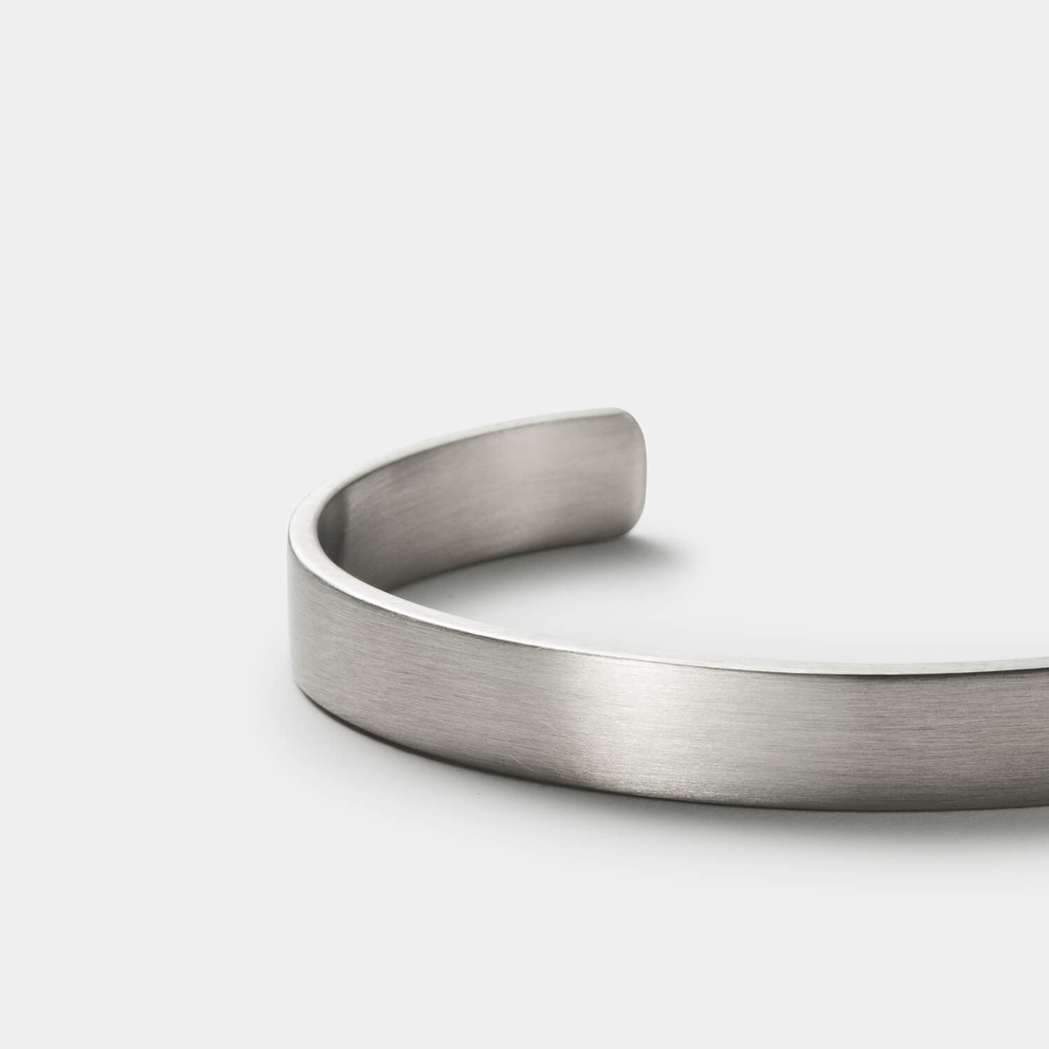 Gesamtansicht eines edlen, gebürsteten Armreifs aus antiallergenem Edelstahl von MONOMANIA.