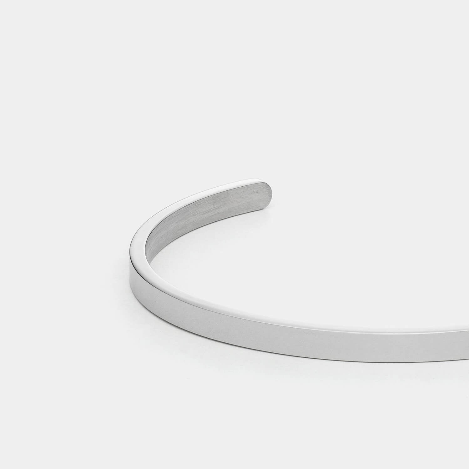 Gesamtansicht eines edlen, sehr schmalen Armreifs aus antiallergenem Edelstahl von MONOMANIA. Das Finish ist gebürstet.