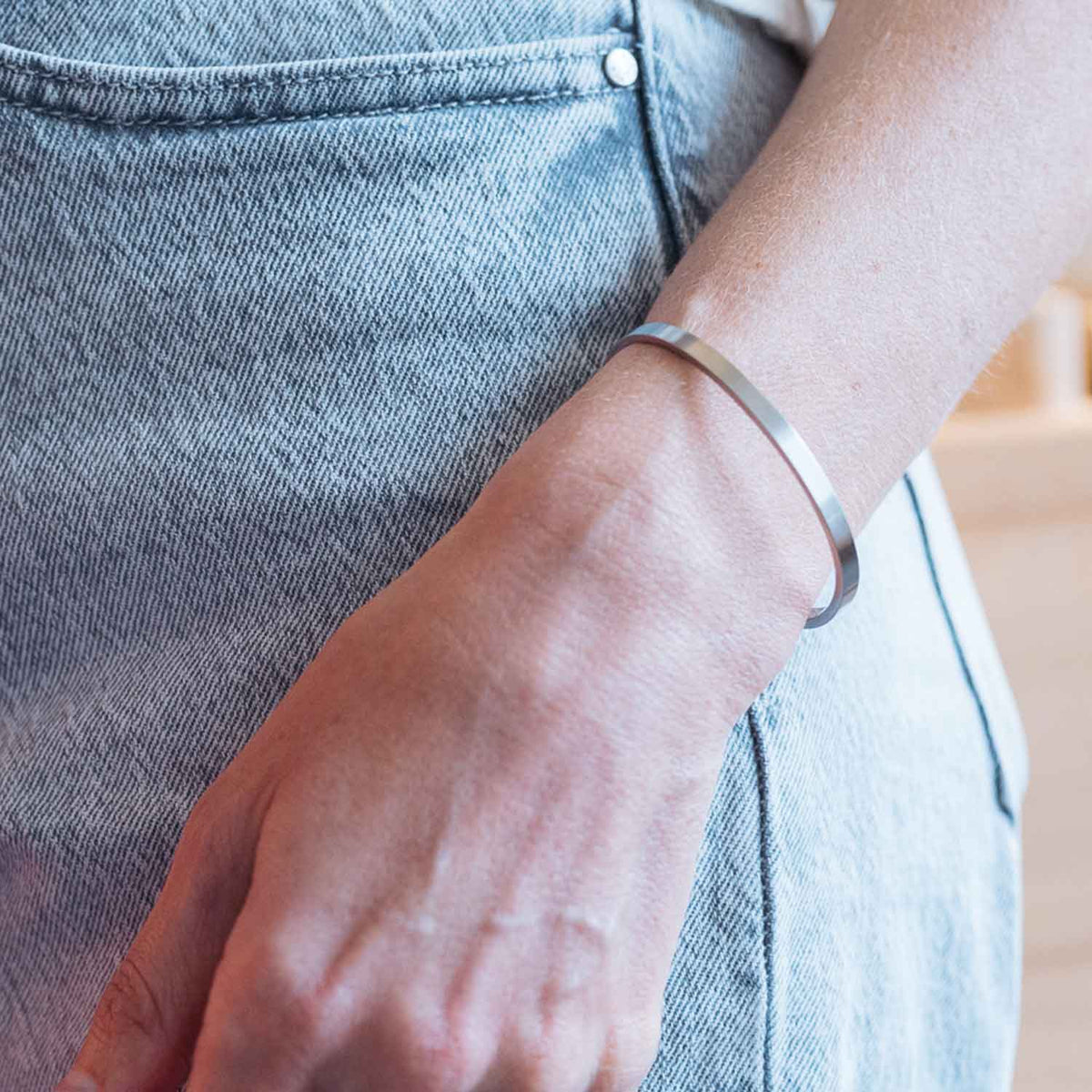 Gesamtansicht eines edlen, sehr schmalen Armreifs aus antiallergenem Edelstahl von MONOMANIA. Das Finish ist gebürstet.