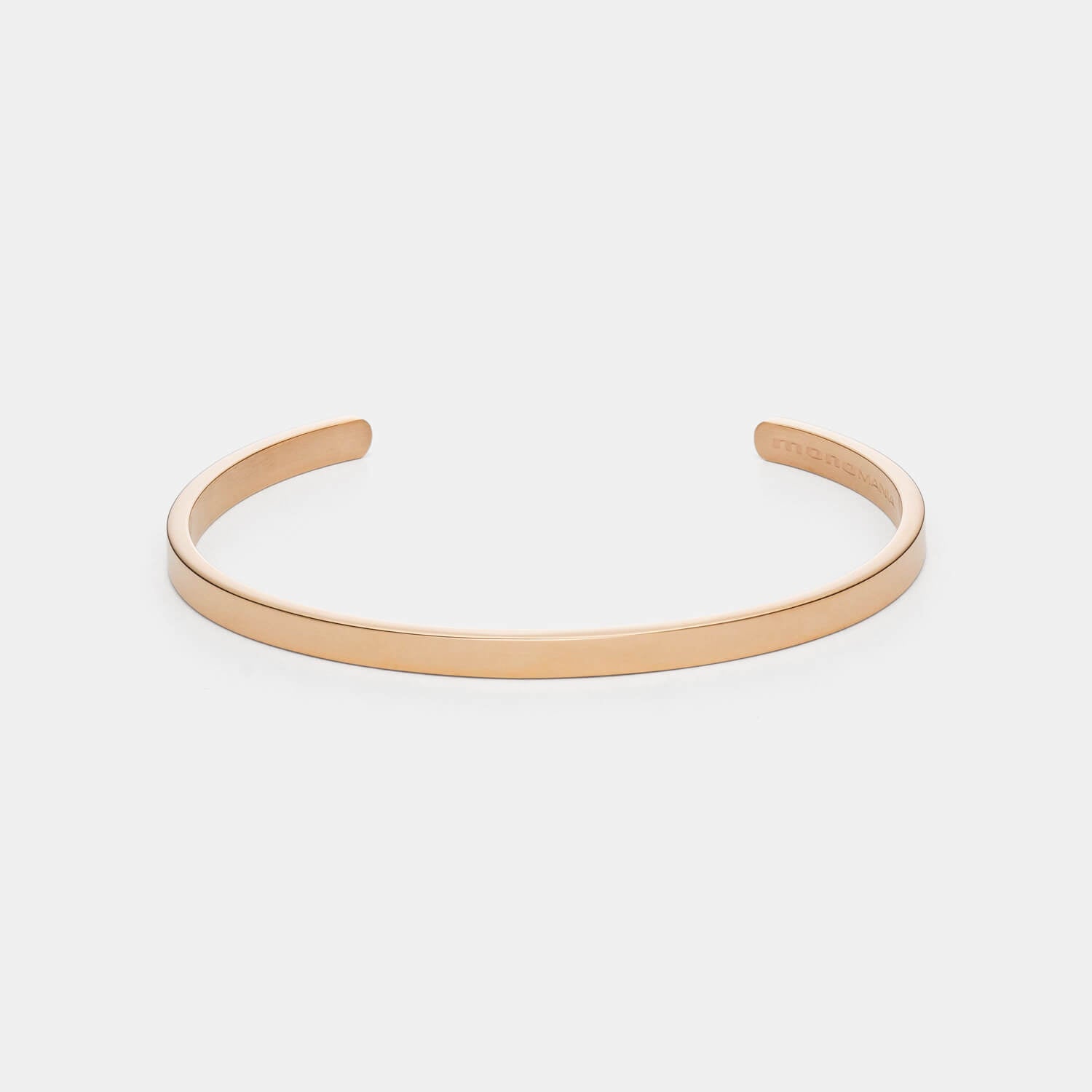 Gesamtansicht des eleganten, sehr schmalen Armreifs aus gebürstetem, antiallergenem Edelstahl in der Farbe Roségold von MONOMANIA.
