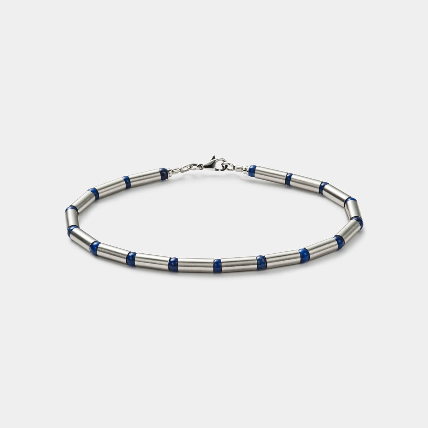 Gesamtansicht eines universell einsetzbaren Armbandes mit echten, blauen Lapislazuliperlen von MONOMANIA.