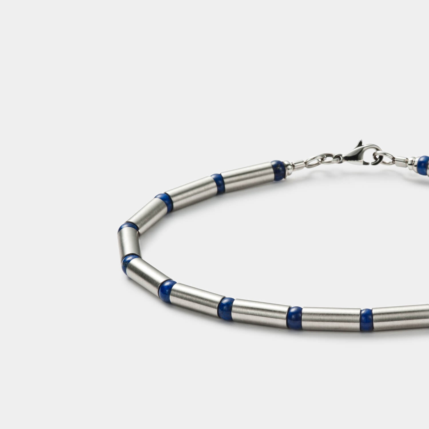 Gesamtansicht eines universell einsetzbaren Armbandes mit echten, blauen Lapislazuliperlen von MONOMANIA.