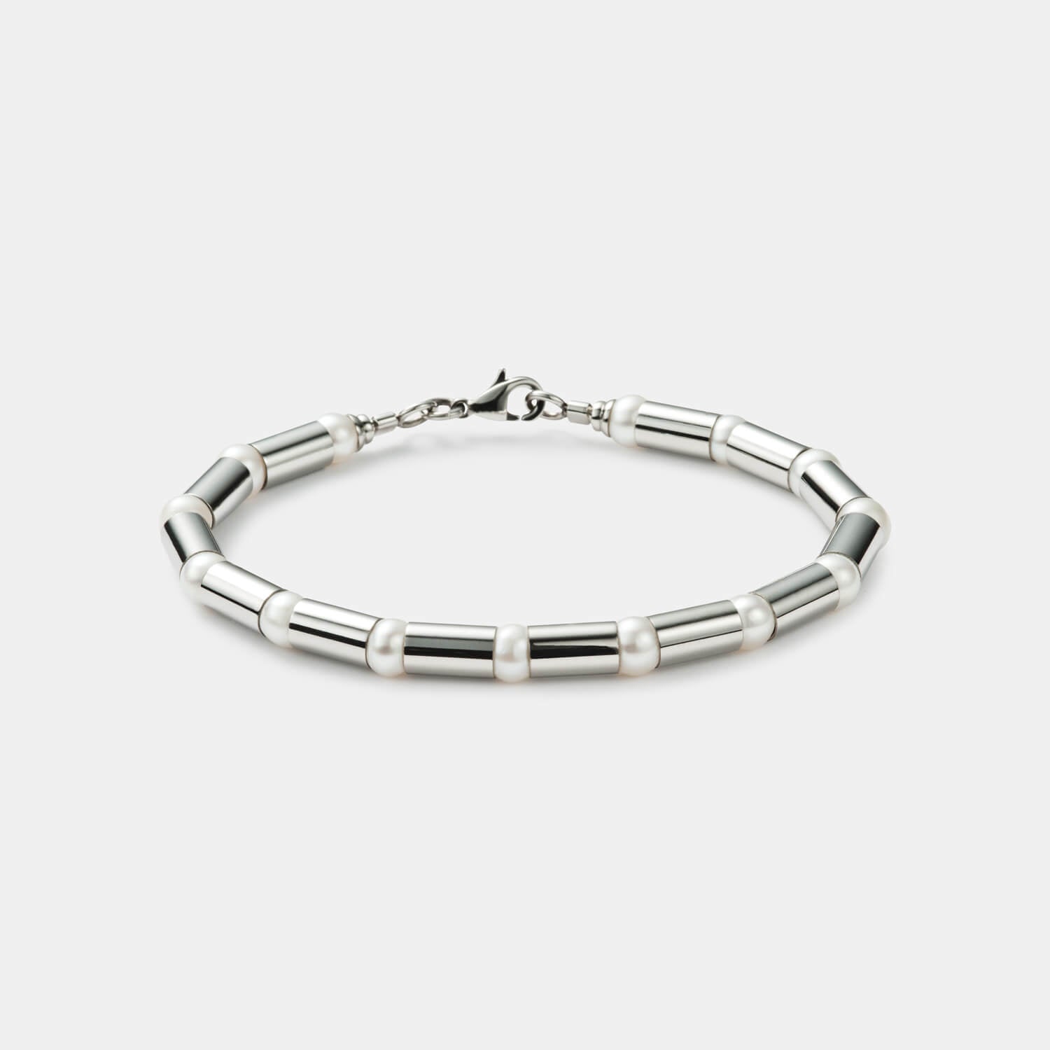 Gesamtansicht des edlen Armbandes mit echten, weißen Süßwasserperlen von MONOMANIA.