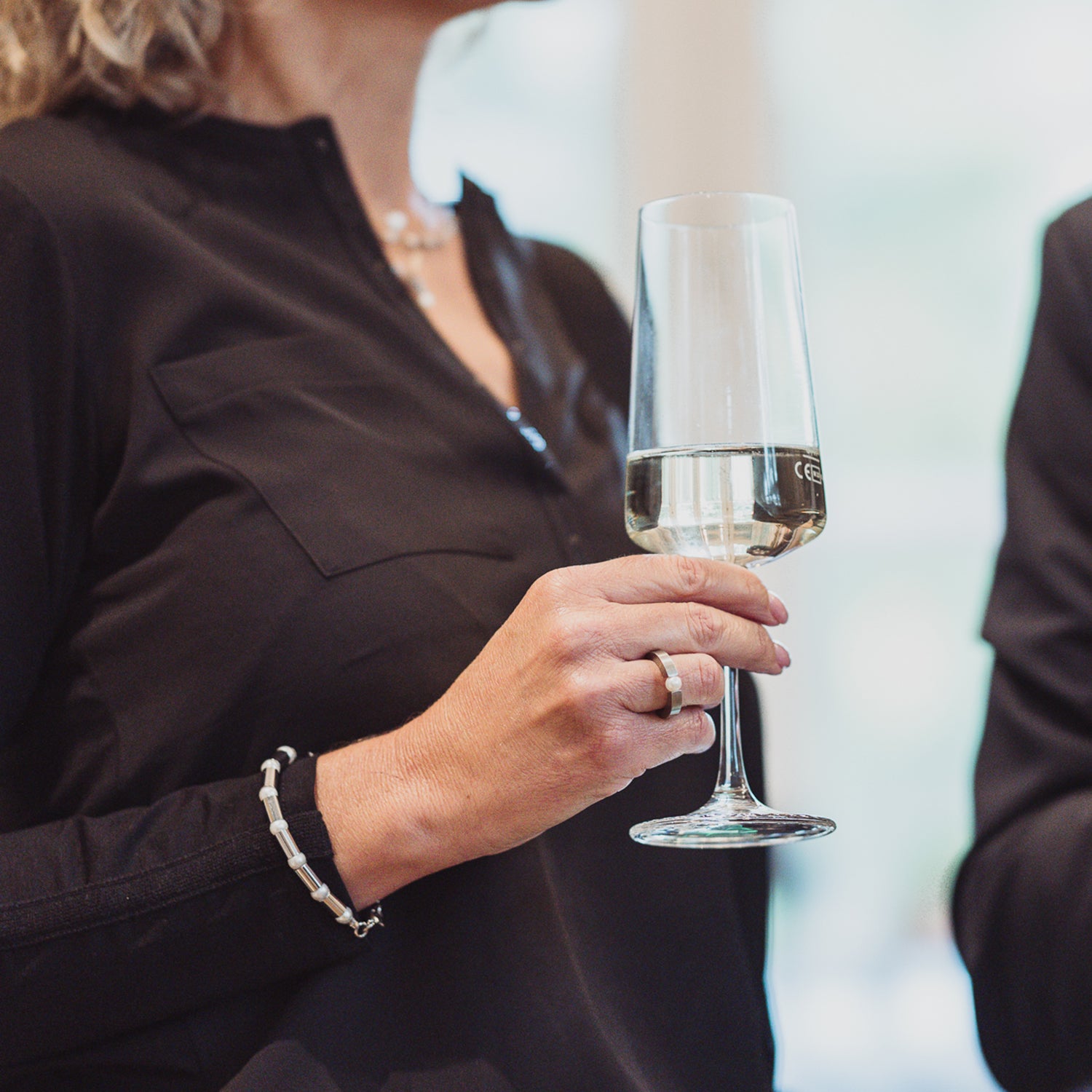 Gesamtansicht des edlen Armbandes mit echten, weißen Süßwasserperlen von MONOMANIA.