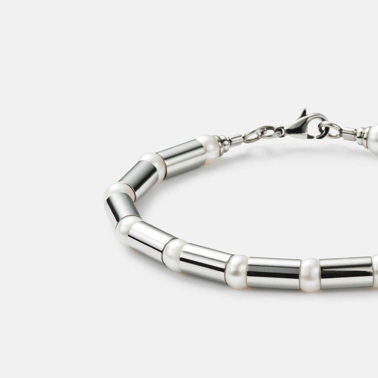Gesamtansicht des edlen Armbandes mit echten, weißen Süßwasserperlen von MONOMANIA.