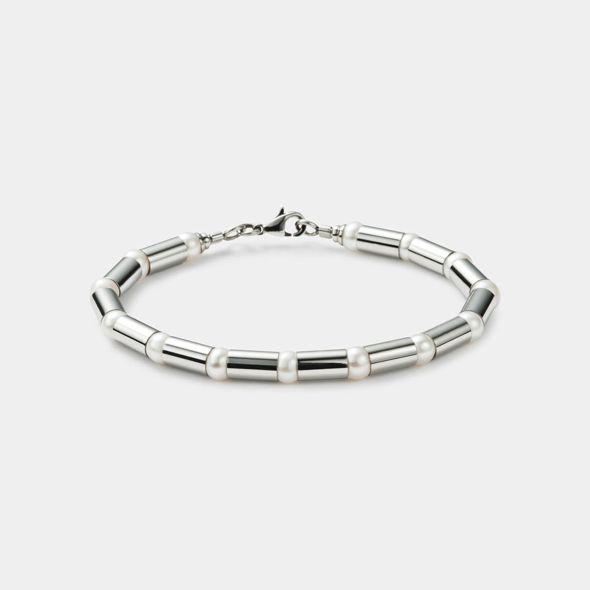 Gesamtansicht des edlen Armbandes mit echten, weißen Süßwasserperlen von MONOMANIA.