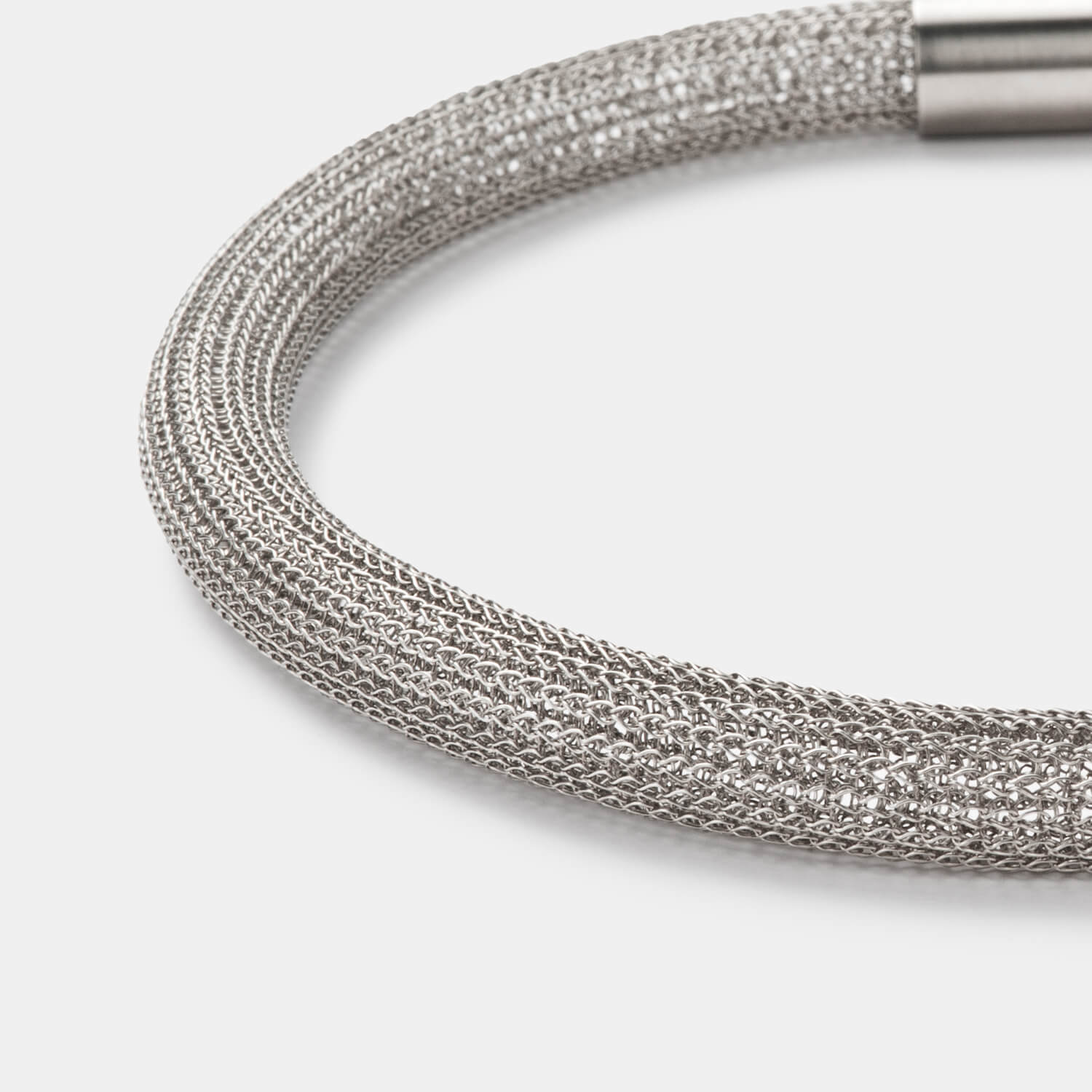 Detailansicht einer außergewöhnlichen, dicken Schlauchkette aus antiallergenem Edelstahl mit Bajonettverschluss von MONOMANIA.