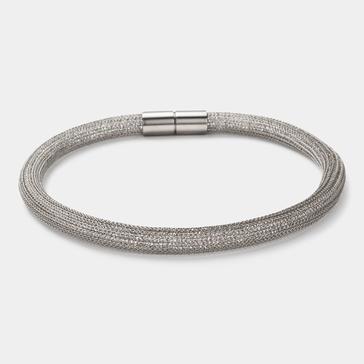 Detailansicht einer außergewöhnlichen, dicken Schlauchkette aus antiallergenem Edelstahl mit Bajonettverschluss von MONOMANIA.