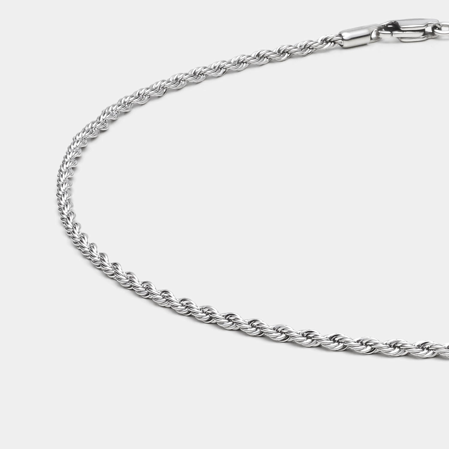 Detailansicht einer silberfarbenen Kordelkette aus antiallergenem Edelstahl mit Karabinerverschluss von MONOMANIA.