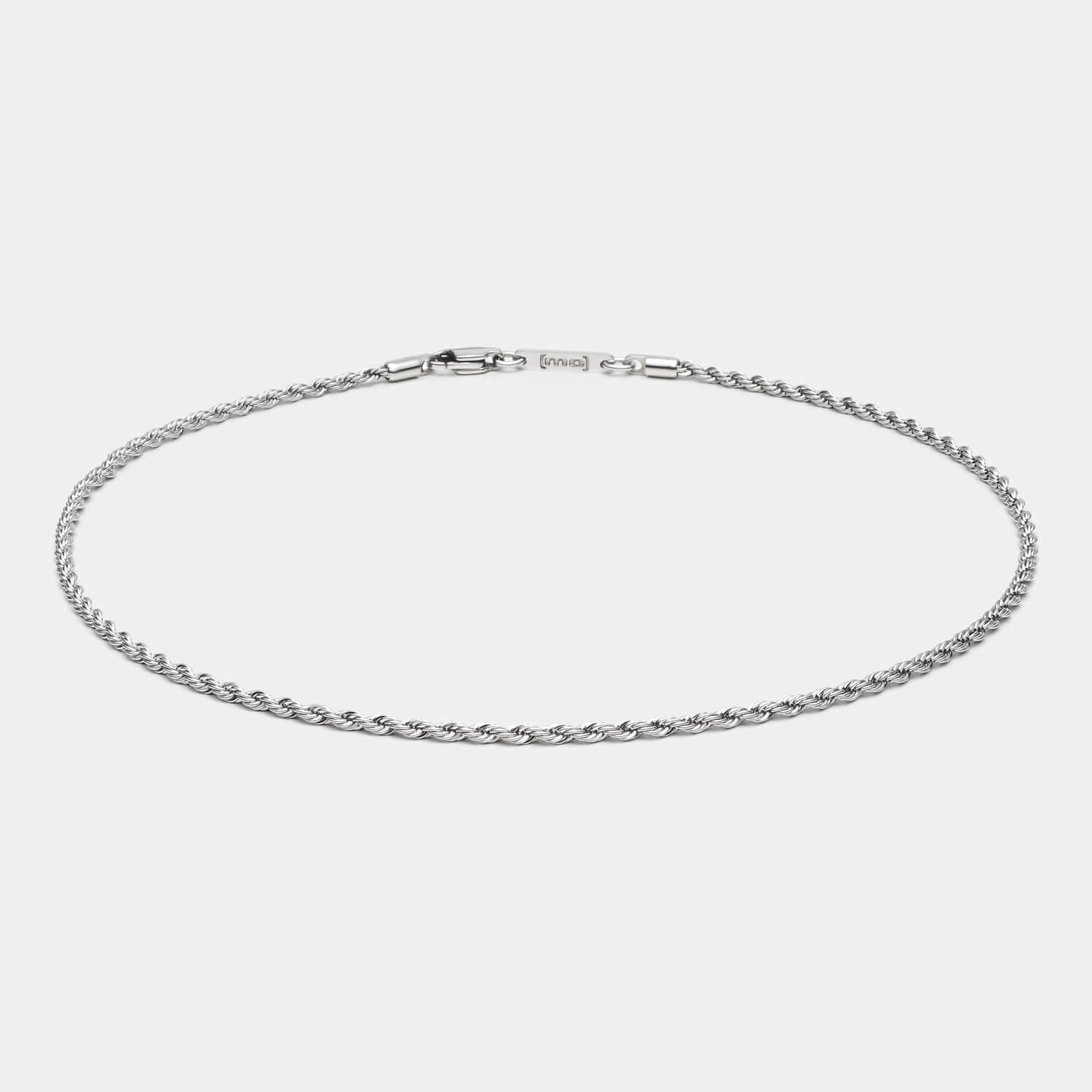 Detailansicht einer silberfarbenen Kordelkette aus antiallergenem Edelstahl mit Karabinerverschluss von MONOMANIA.