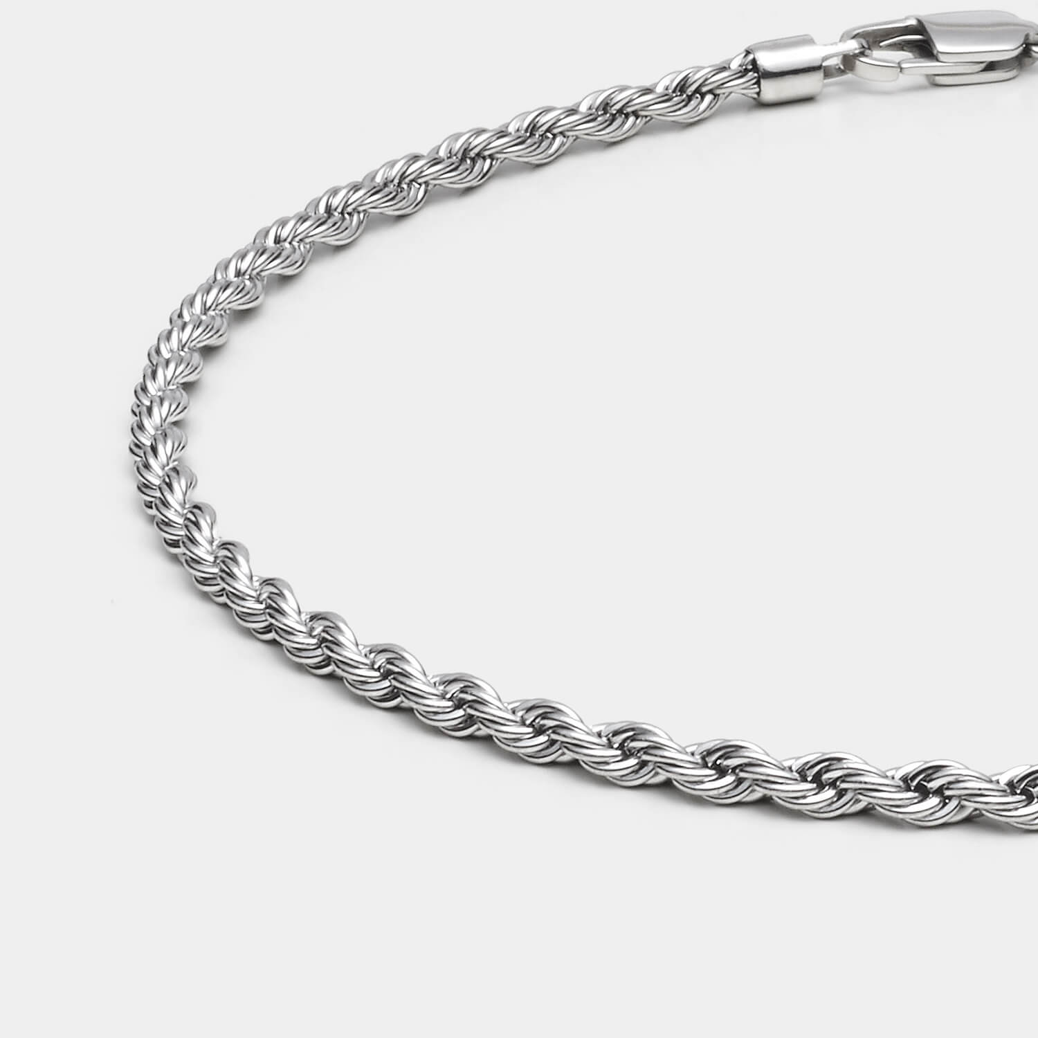 Detailansicht einer silberfarbenen Kordelkette aus antiallergenem Edelstahl mit Karabinerverschluss von MONOMANIA.