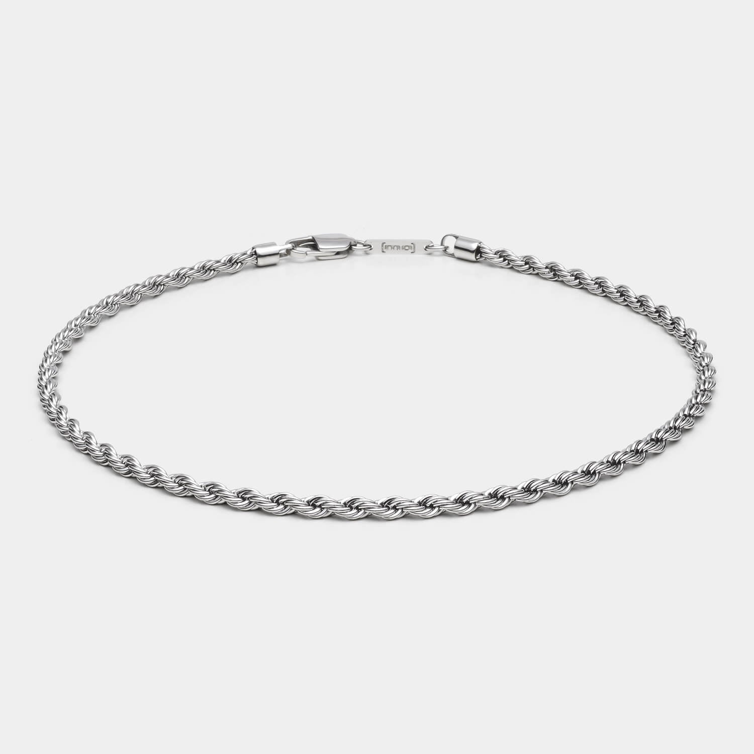 Detailansicht einer silberfarbenen Kordelkette aus antiallergenem Edelstahl mit Karabinerverschluss von MONOMANIA.