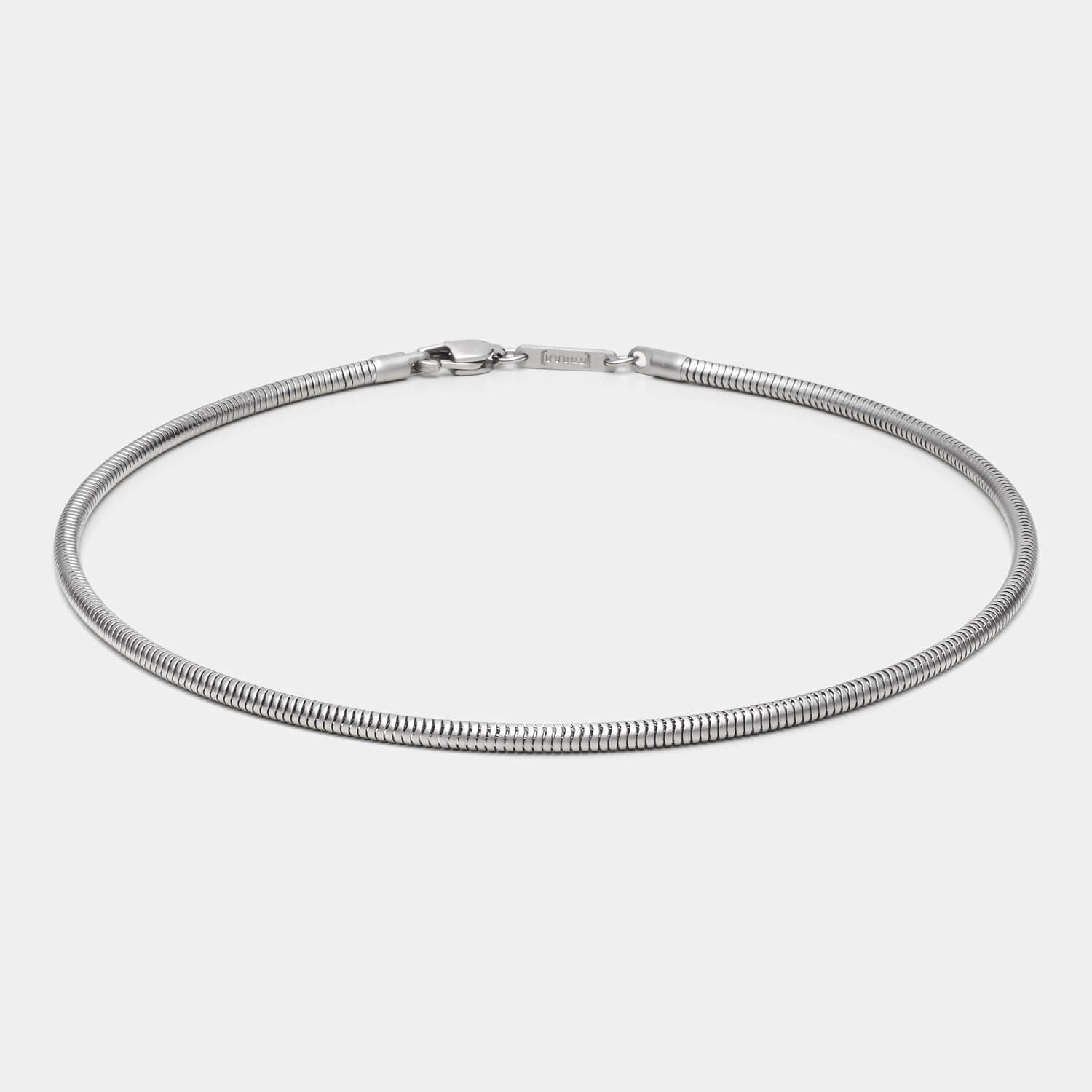 Detailansicht einer edlen, markanten Schlangenkette aus antiallergenem Edelstahl mit Karabinerverschluss von MONOMANIA.