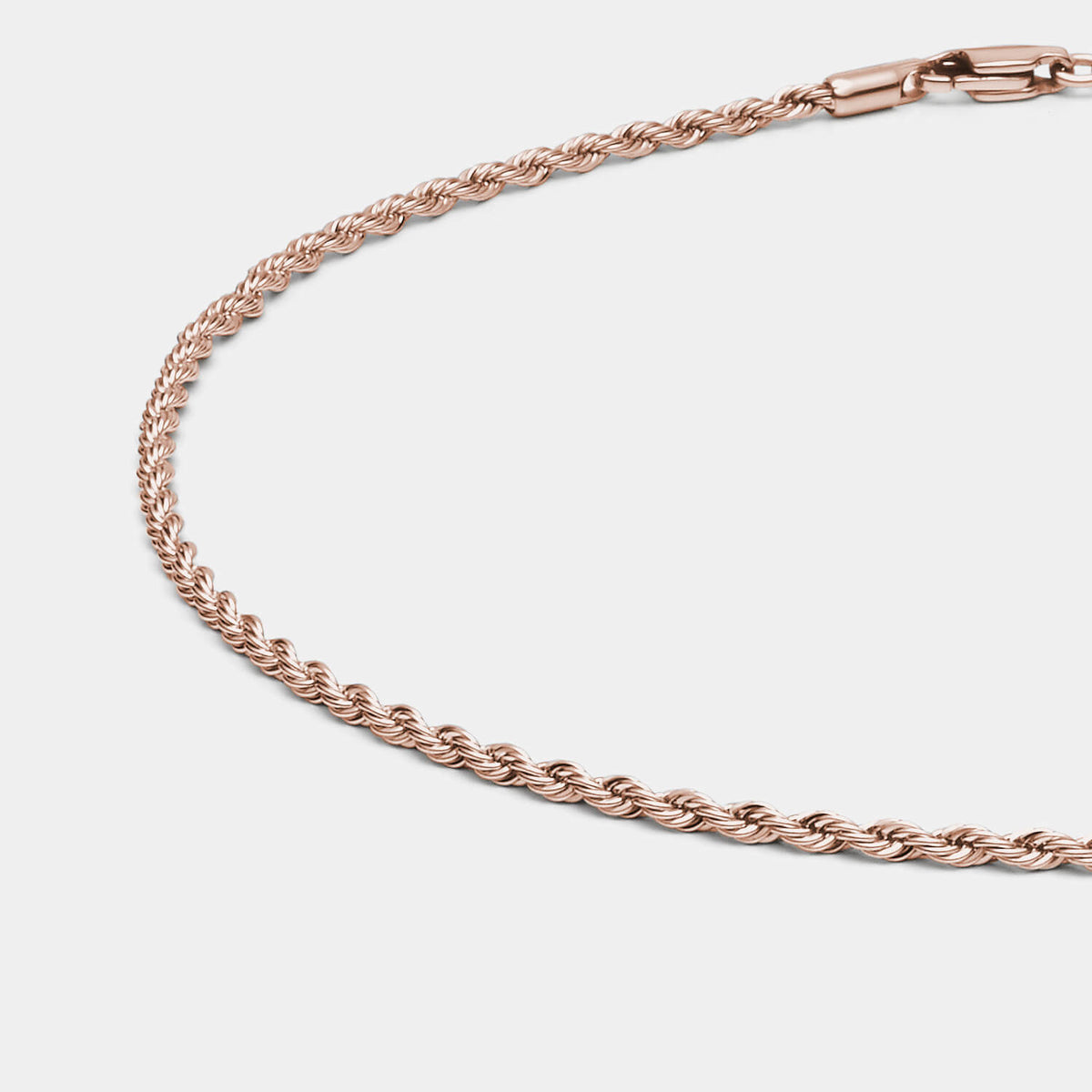 Detailansicht einer roségoldfarbenen Kordelkette aus antiallergenem Edelstahl mit Karabinerverschluss von MONOMANIA.