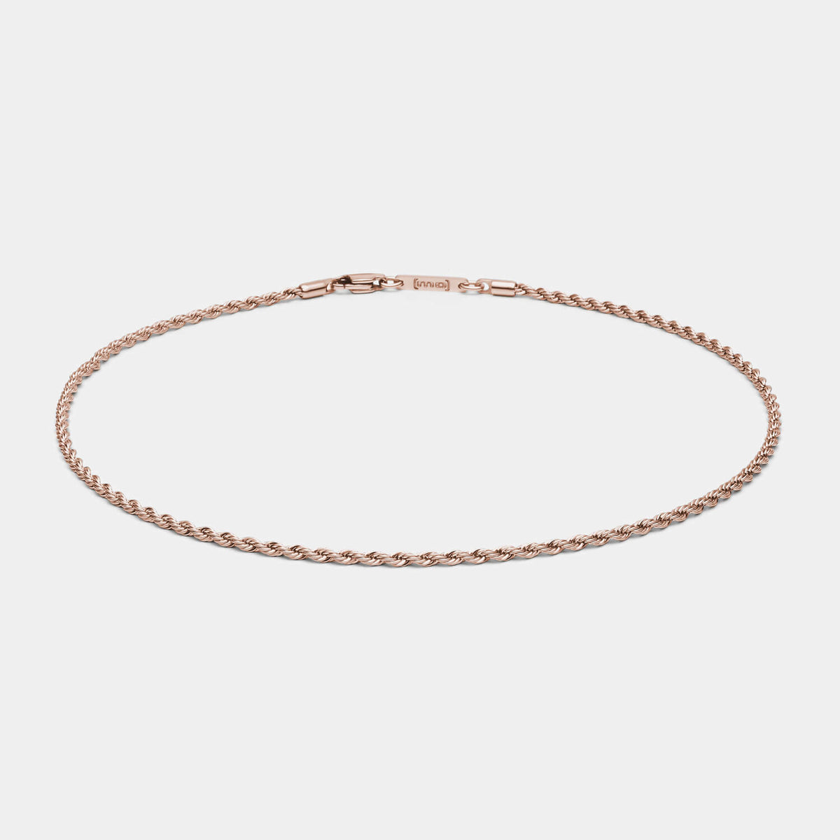 Detailansicht einer roségoldfarbenen Kordelkette aus antiallergenem Edelstahl mit Karabinerverschluss von MONOMANIA.
