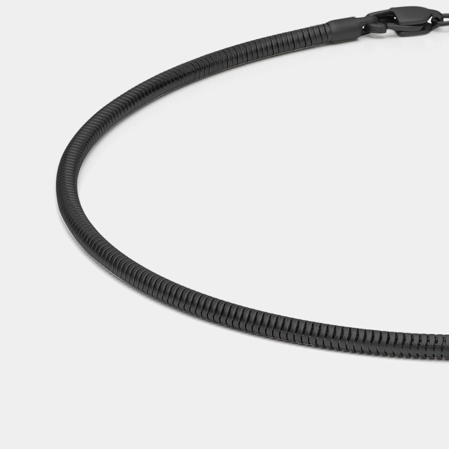 Markante Schlangenkette aus antiallergenem Edelstahl mit schwarzer PVD-Beschichtung und Karabinerverschluss von MONOMANIA in Detailansicht.
