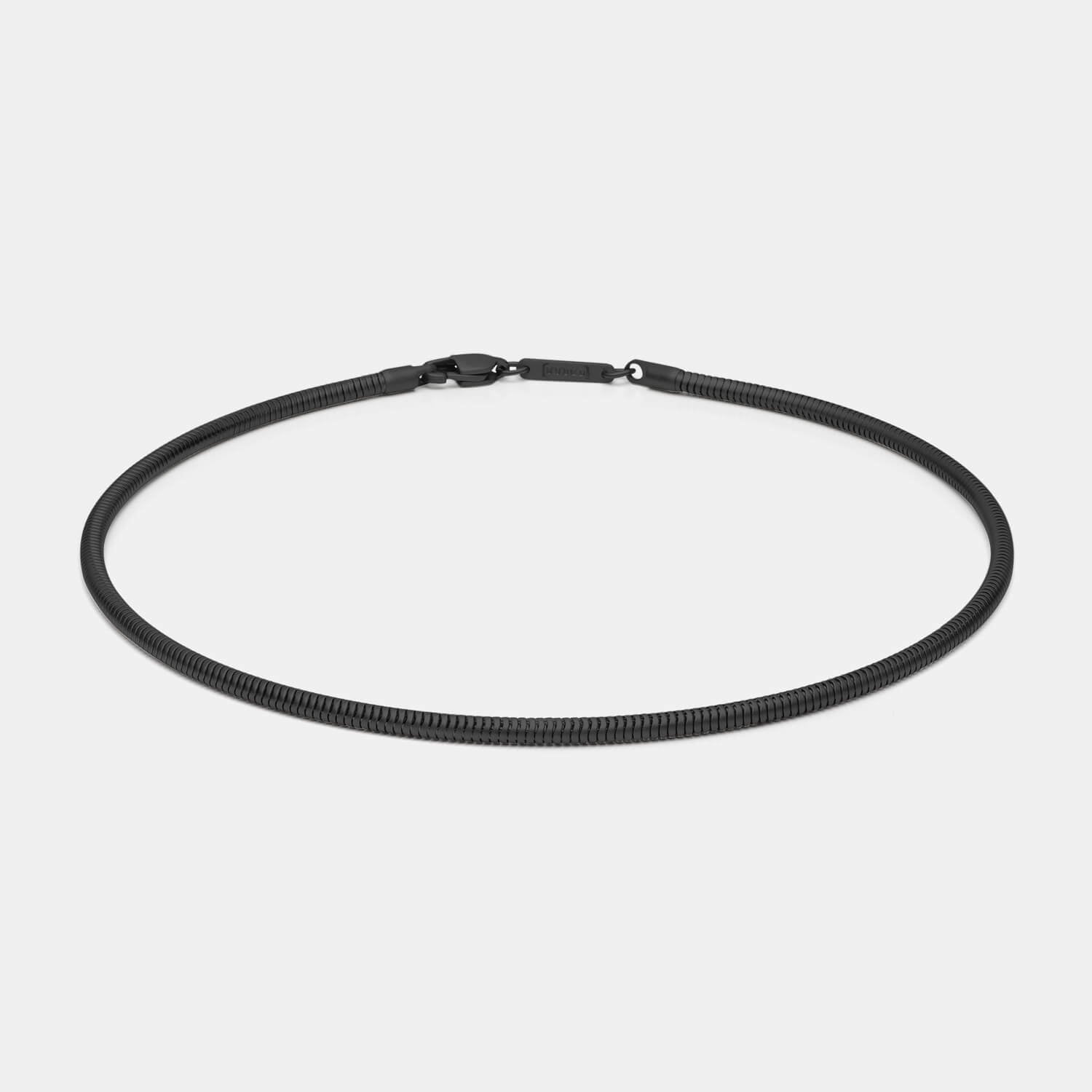 Markante Schlangenkette aus antiallergenem Edelstahl mit schwarzer PVD-Beschichtung und Karabinerverschluss von MONOMANIA in Detailansicht.