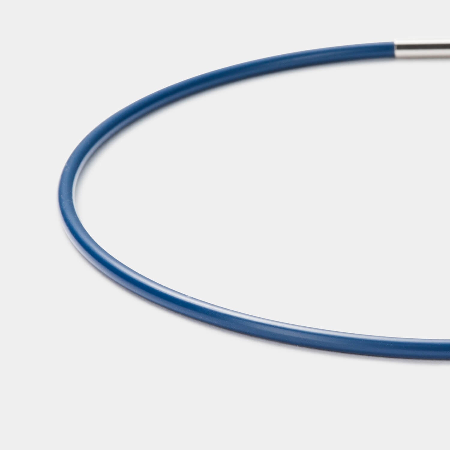 Detailansicht eines dunkelblauen Kautschukbandes mit Bajonettverschluss aus antiallergenem Edelstahl von MONOMANIA.