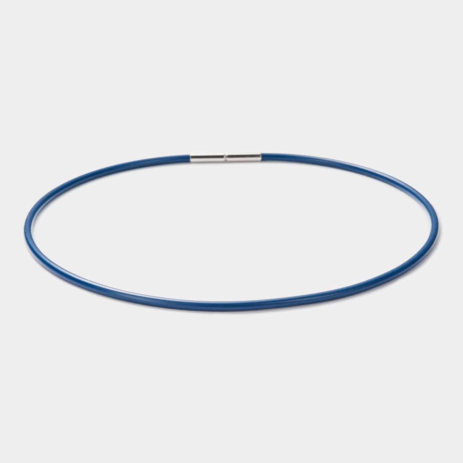 Detailansicht eines dunkelblauen Kautschukbandes mit Bajonettverschluss aus antiallergenem Edelstahl von MONOMANIA.