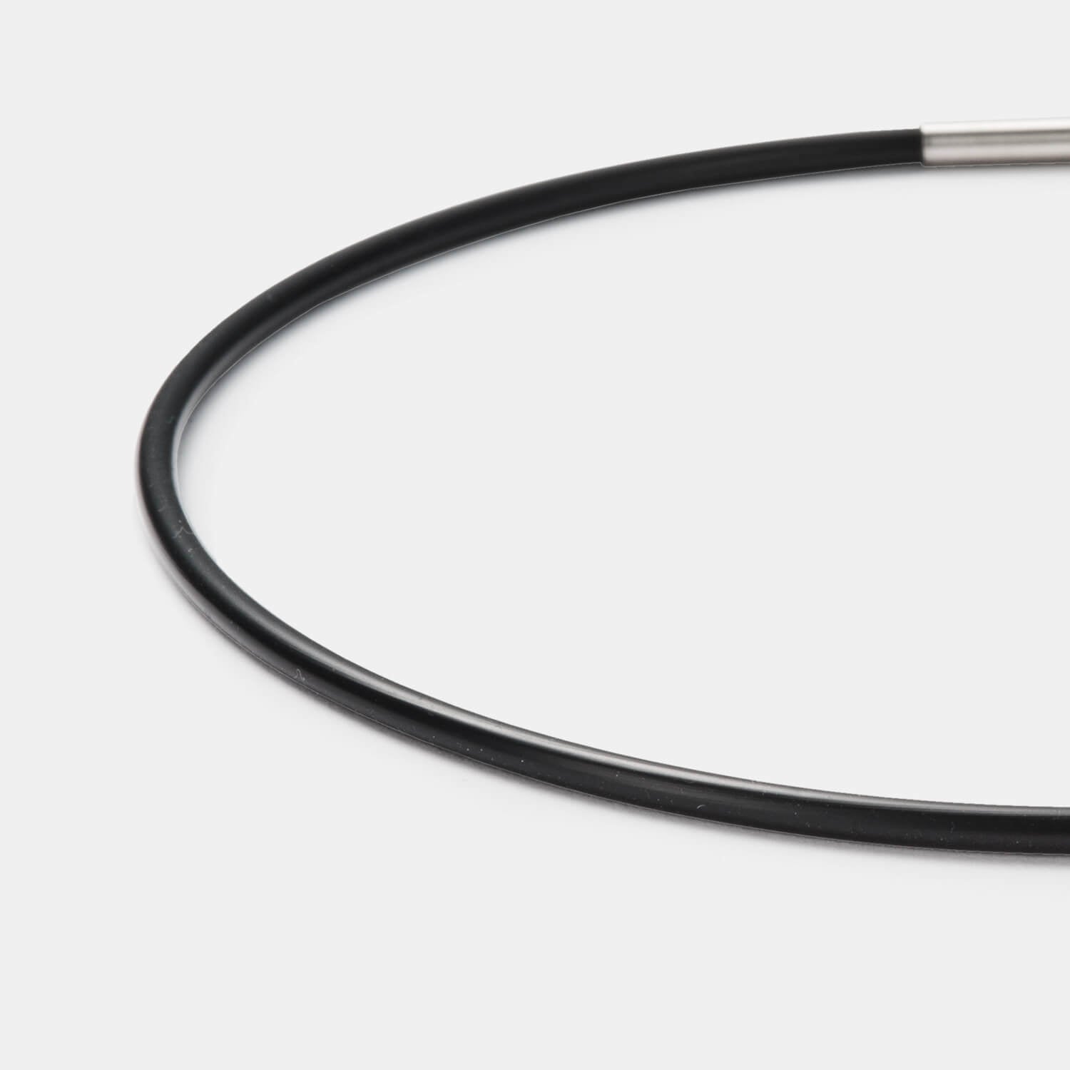 Detailansicht eines schwarzen Kautschukbandes mit Bajonettverschluss aus antiallergenem Edelstahl von MONOMANIA.