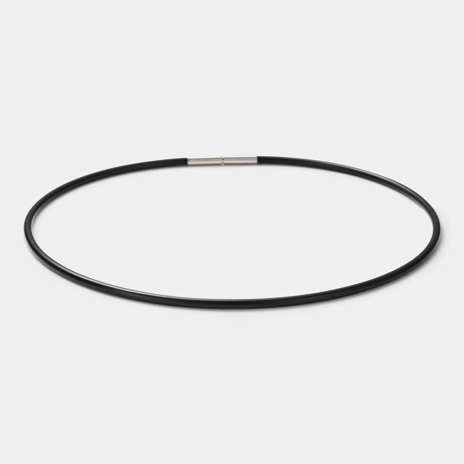 Detailansicht eines schwarzen Kautschukbandes mit Bajonettverschluss aus antiallergenem Edelstahl von MONOMANIA.