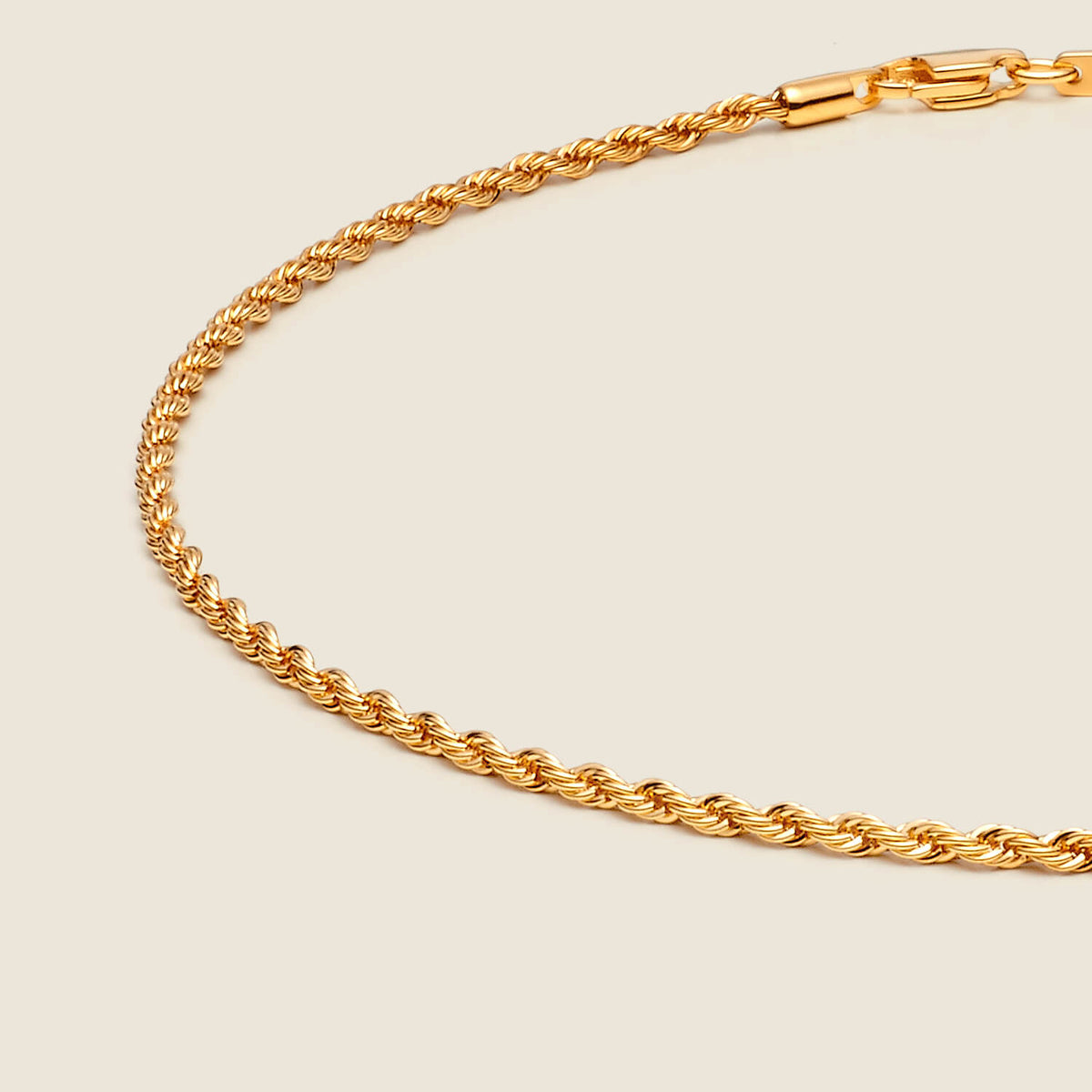 Detailansicht einer Kordelkette mit echter 750/18k Gelbgoldveredelung von MONOMANIA.