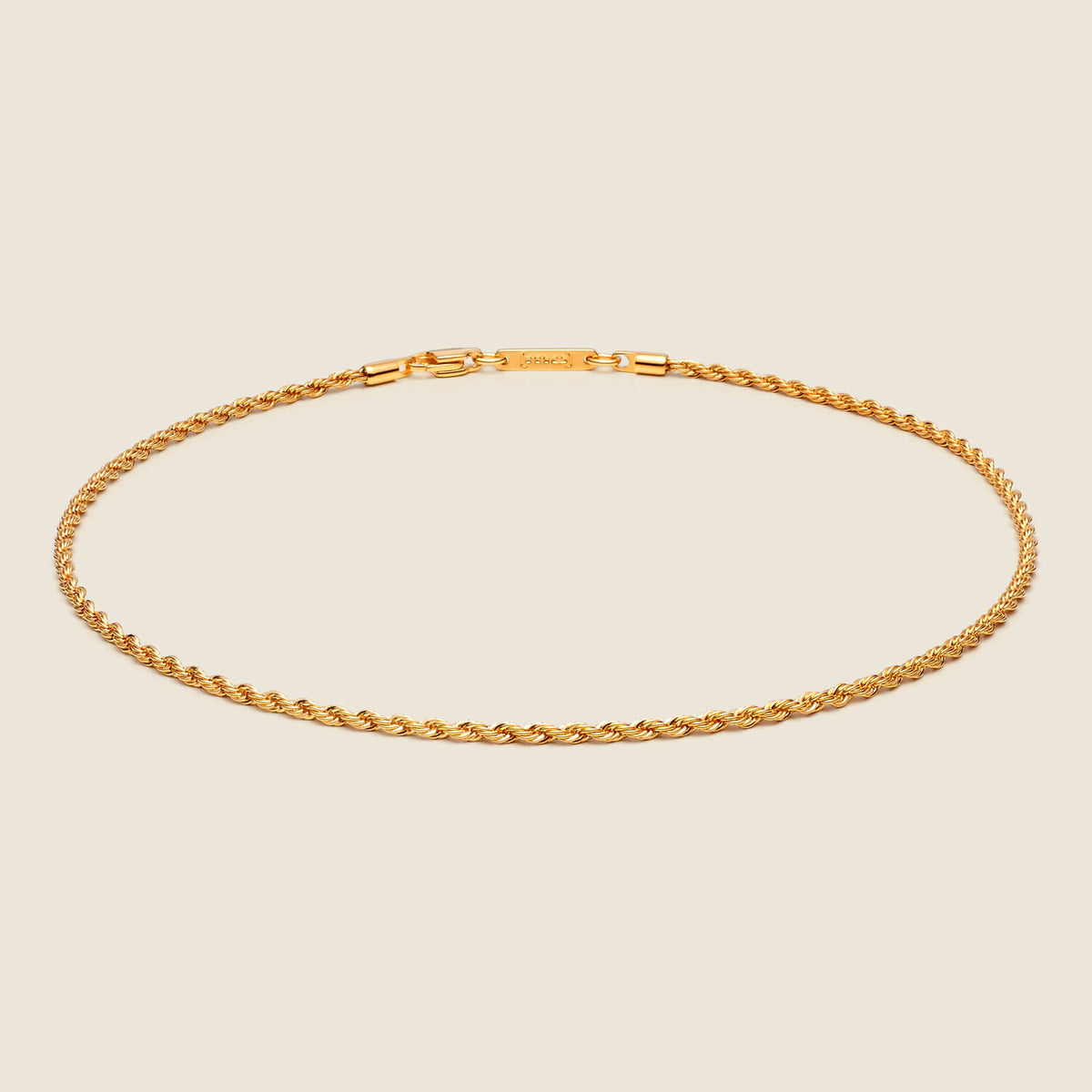 Detailansicht einer Kordelkette mit echter 750/18k Gelbgoldveredelung von MONOMANIA.