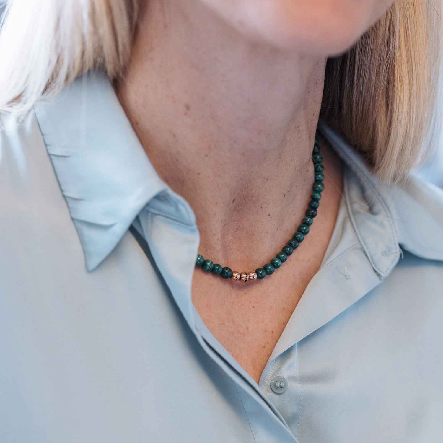 Detailansicht einer grünen Malachit Kette aus echten grünen Edelstein Perlen mit drei antiallergenen Edelstahlperlen.