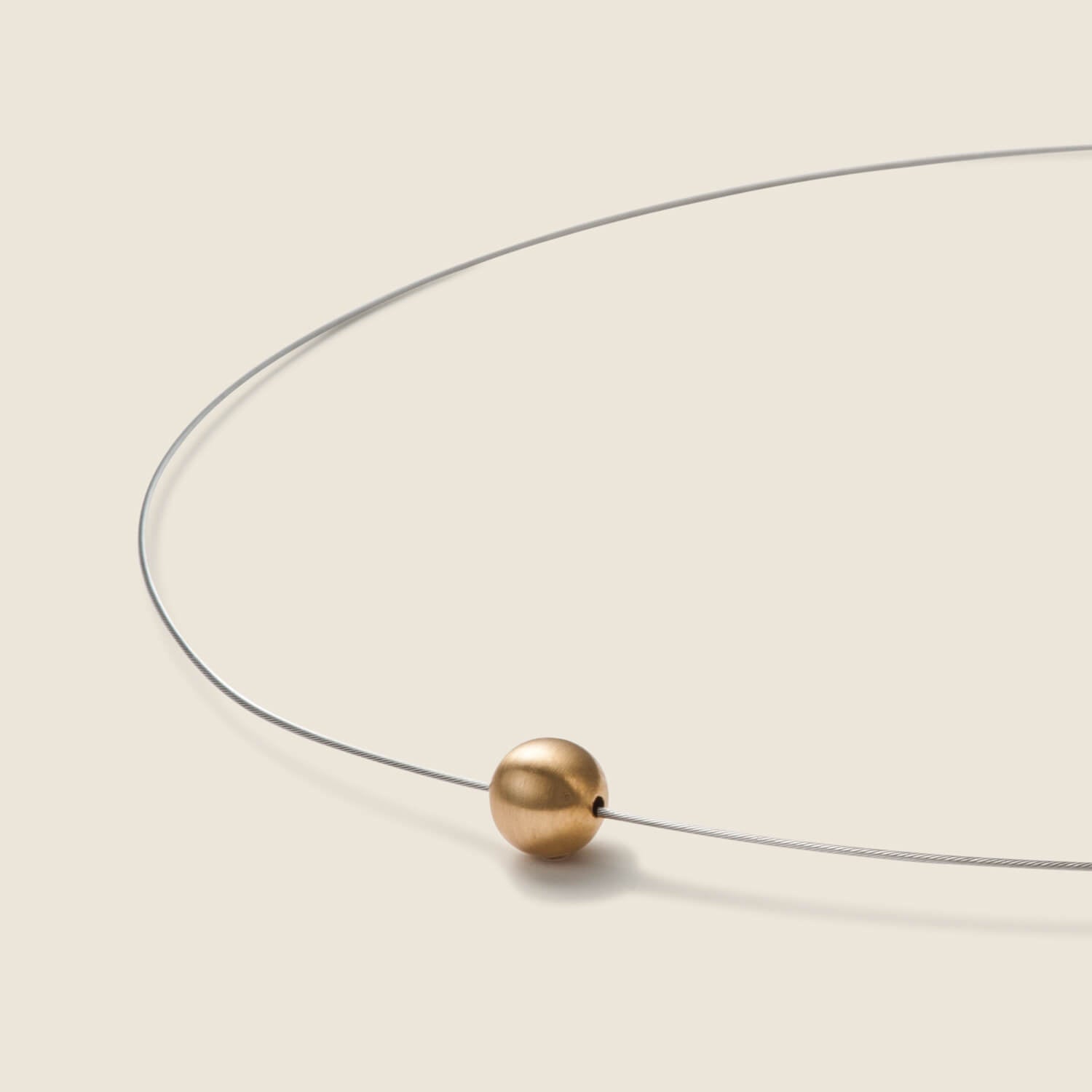 Detailansicht einer Halskette aus antiallergenem Edelstahl mit einer Echtgoldperle von MONOMANIA.