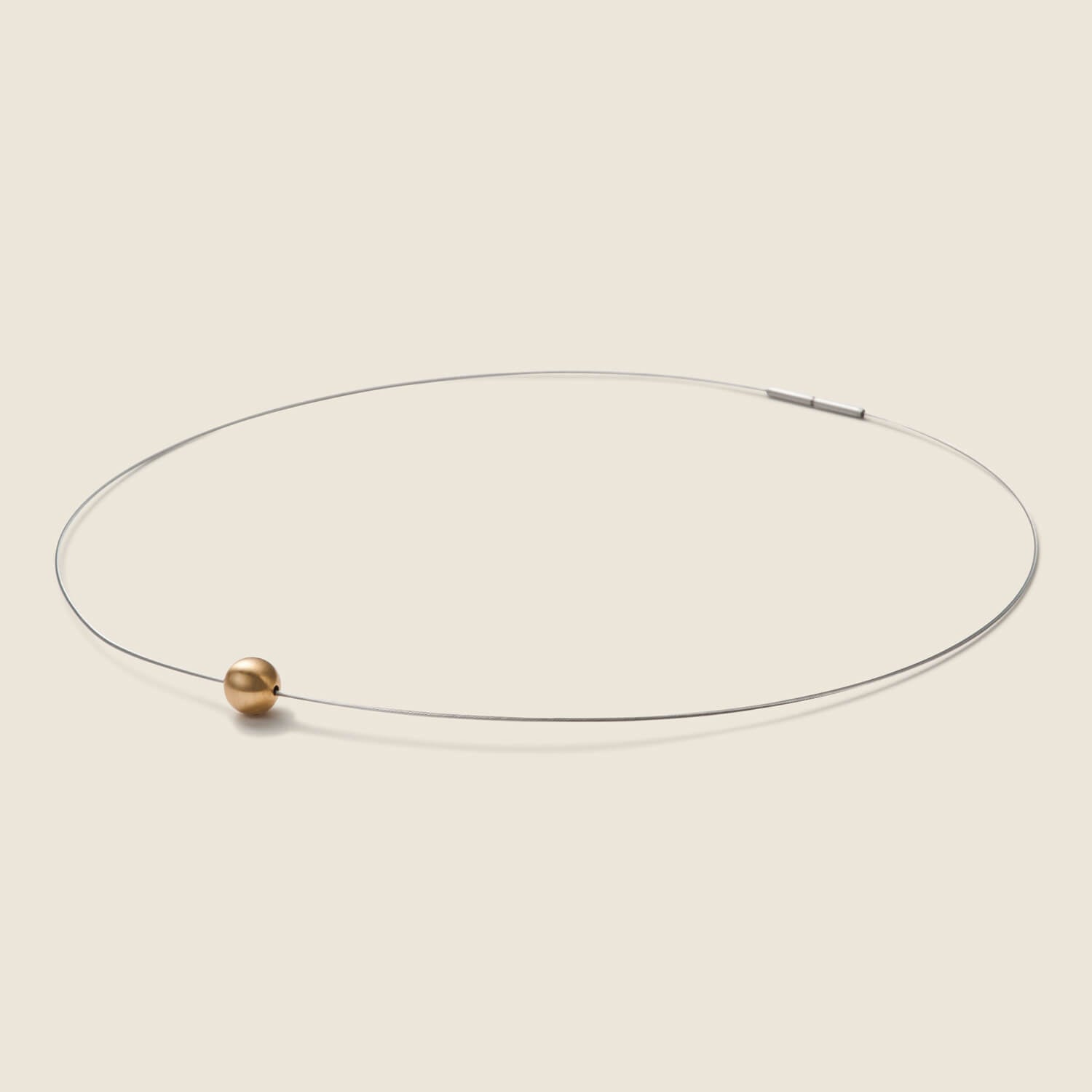 Detailansicht einer Halskette aus antiallergenem Edelstahl mit einer Echtgoldperle von MONOMANIA.